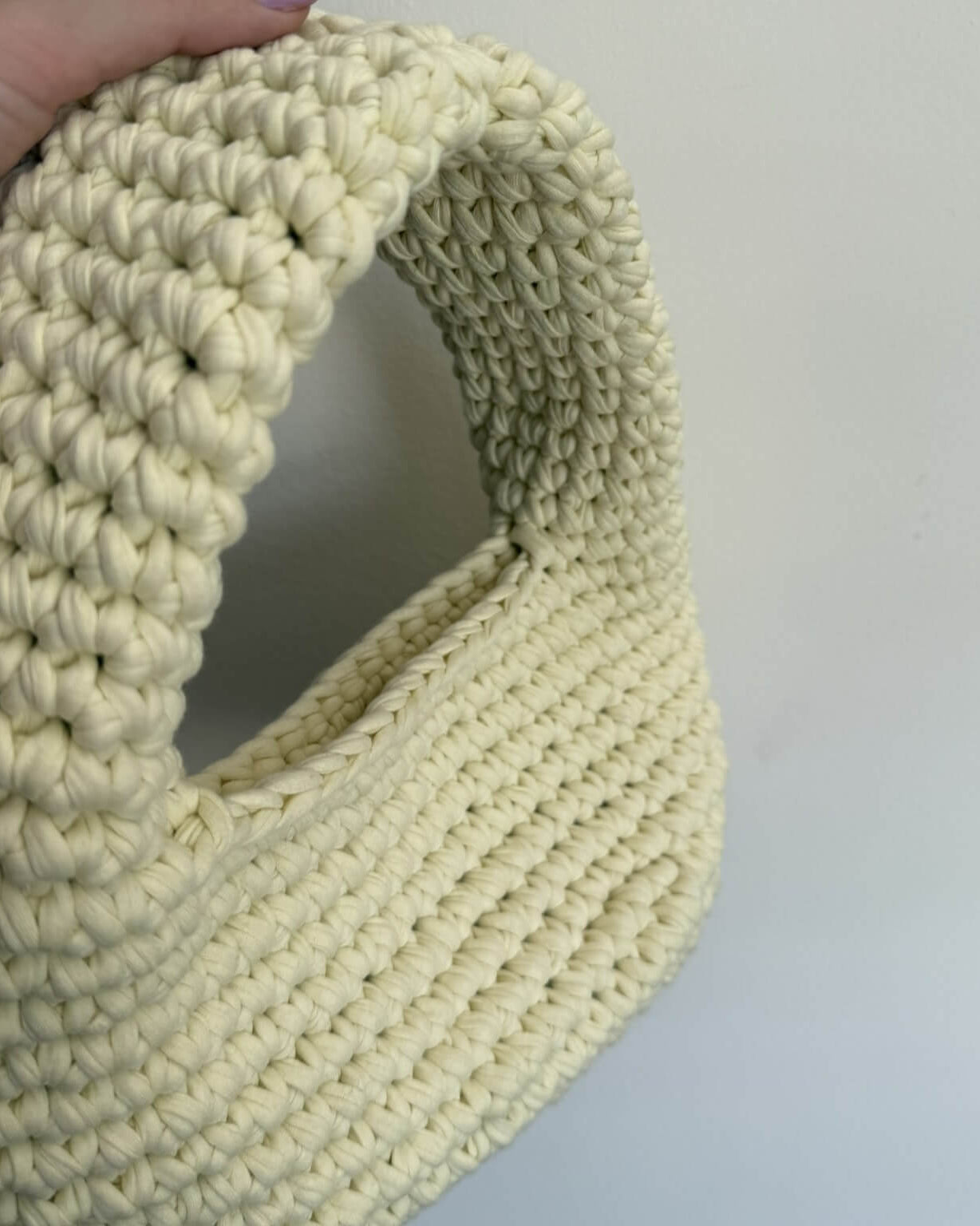 Borsa Carla all'uncinetto finita – borsa a spalla con fettuccia cotone riciclato