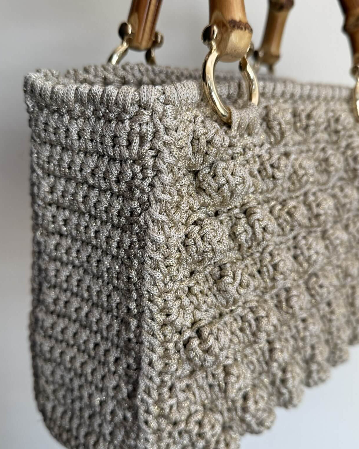 Dettaglio borsa Mara all'uncinetto – tote bag fatta a mano con cordino lurex