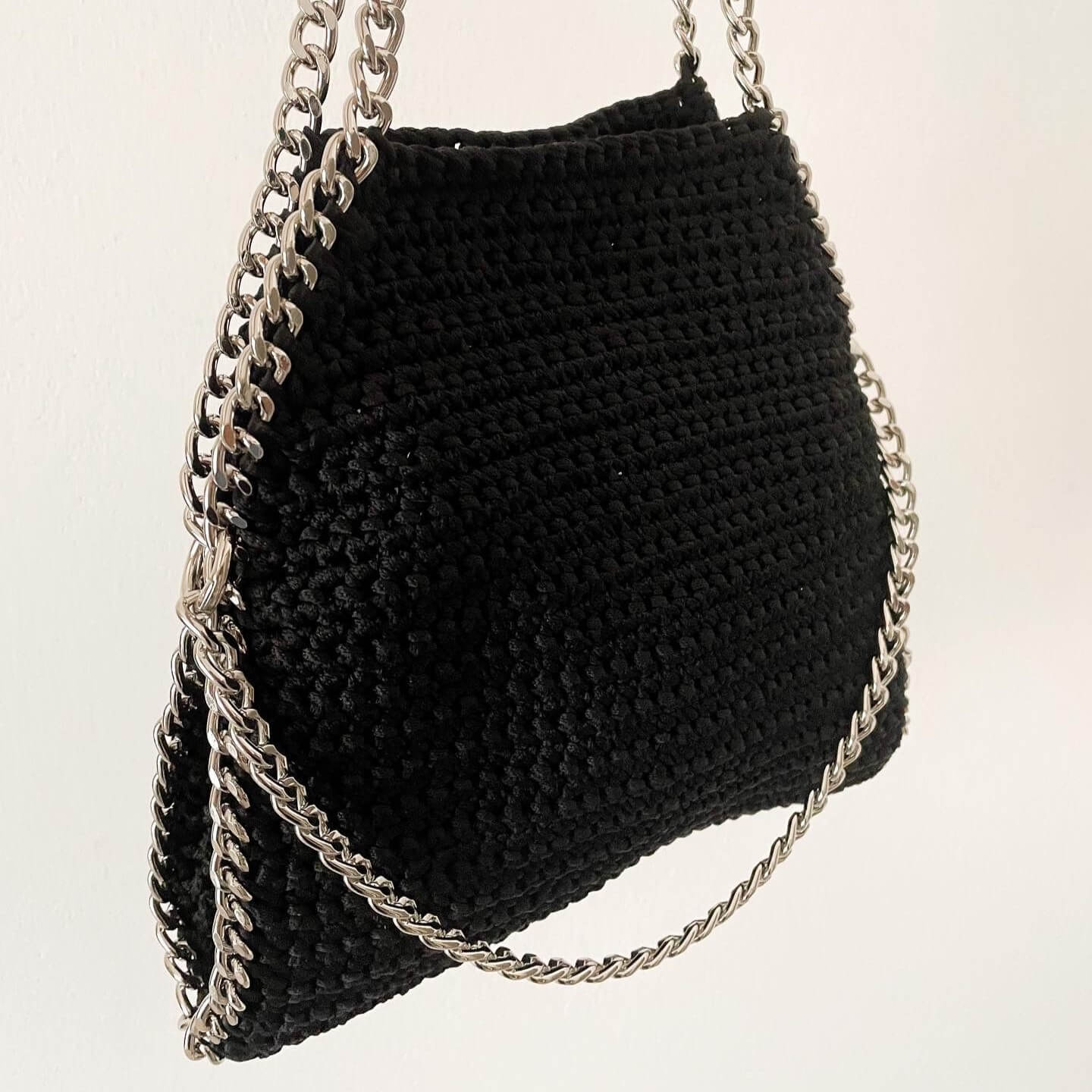 Kit con tutto l'occorrente per realizzare la borsa Stella all'uncinetto, con materiale made in Italy