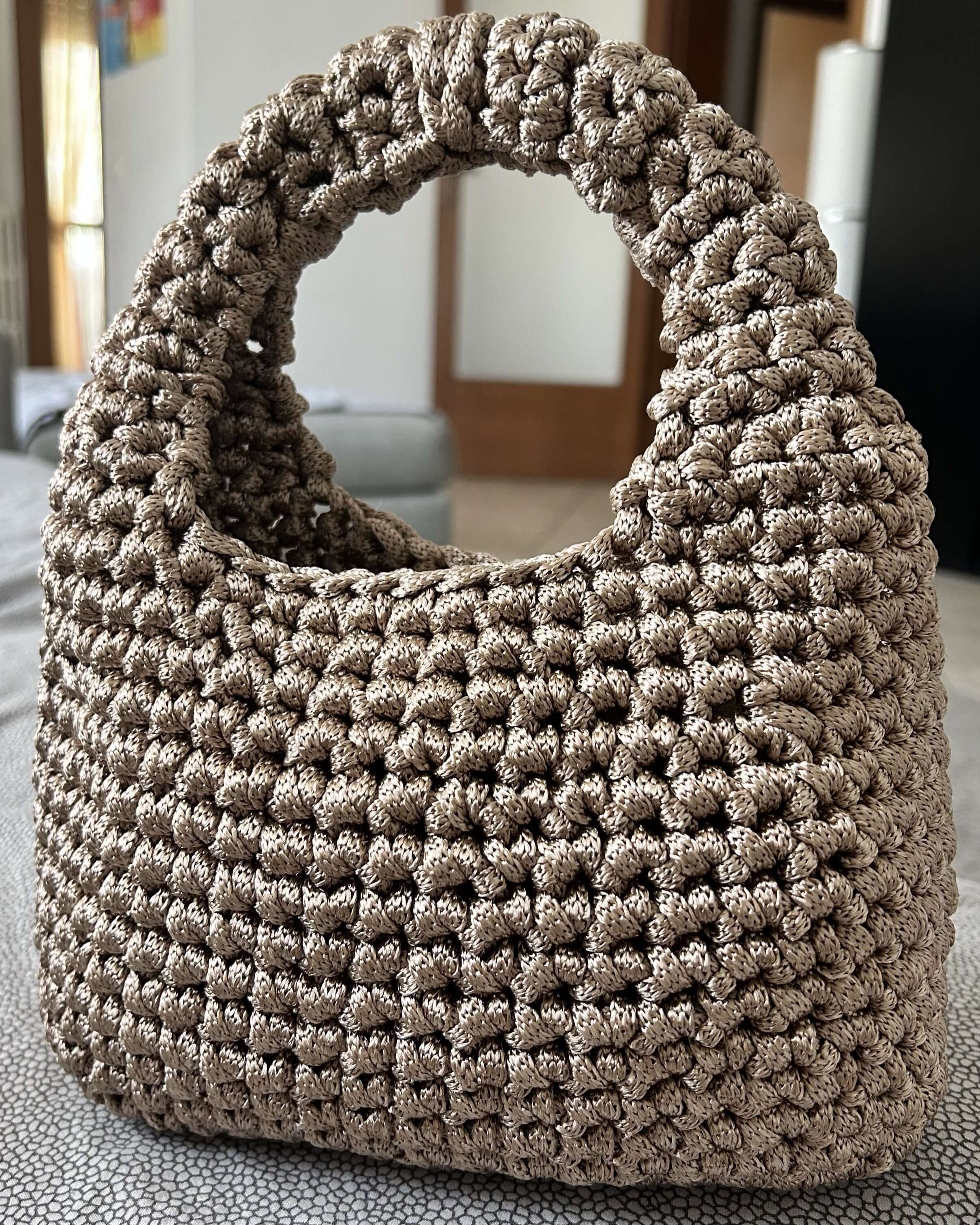 Borsa Amanda all'uncinetto finita – hobo bag a spalla con cordino colorato