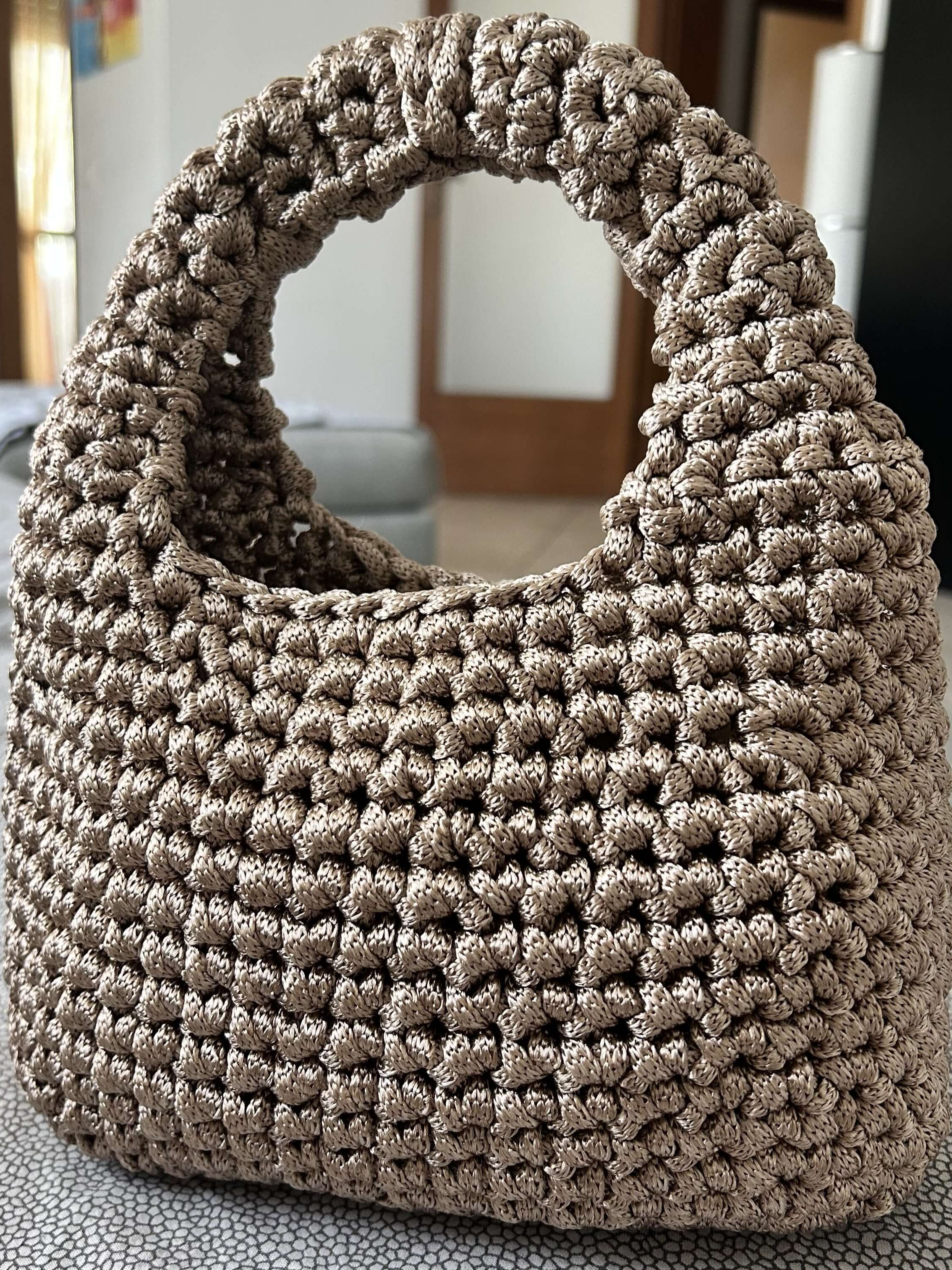 Borsa Amanda all'uncinetto finita – hobo bag a spalla con cordino colorato