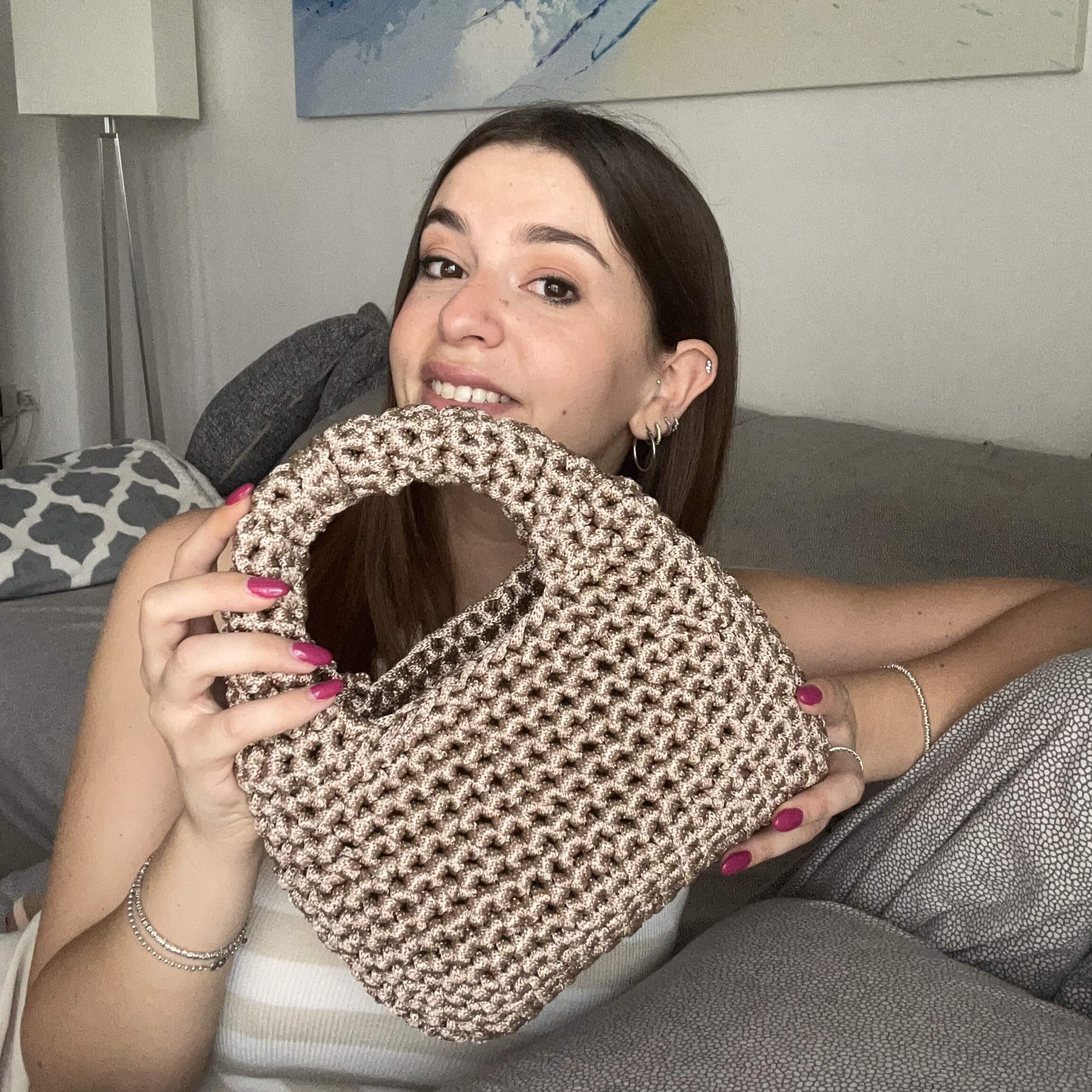 Kit con occorrente per realizzare all'uncinetto la borsa in cordino colorato