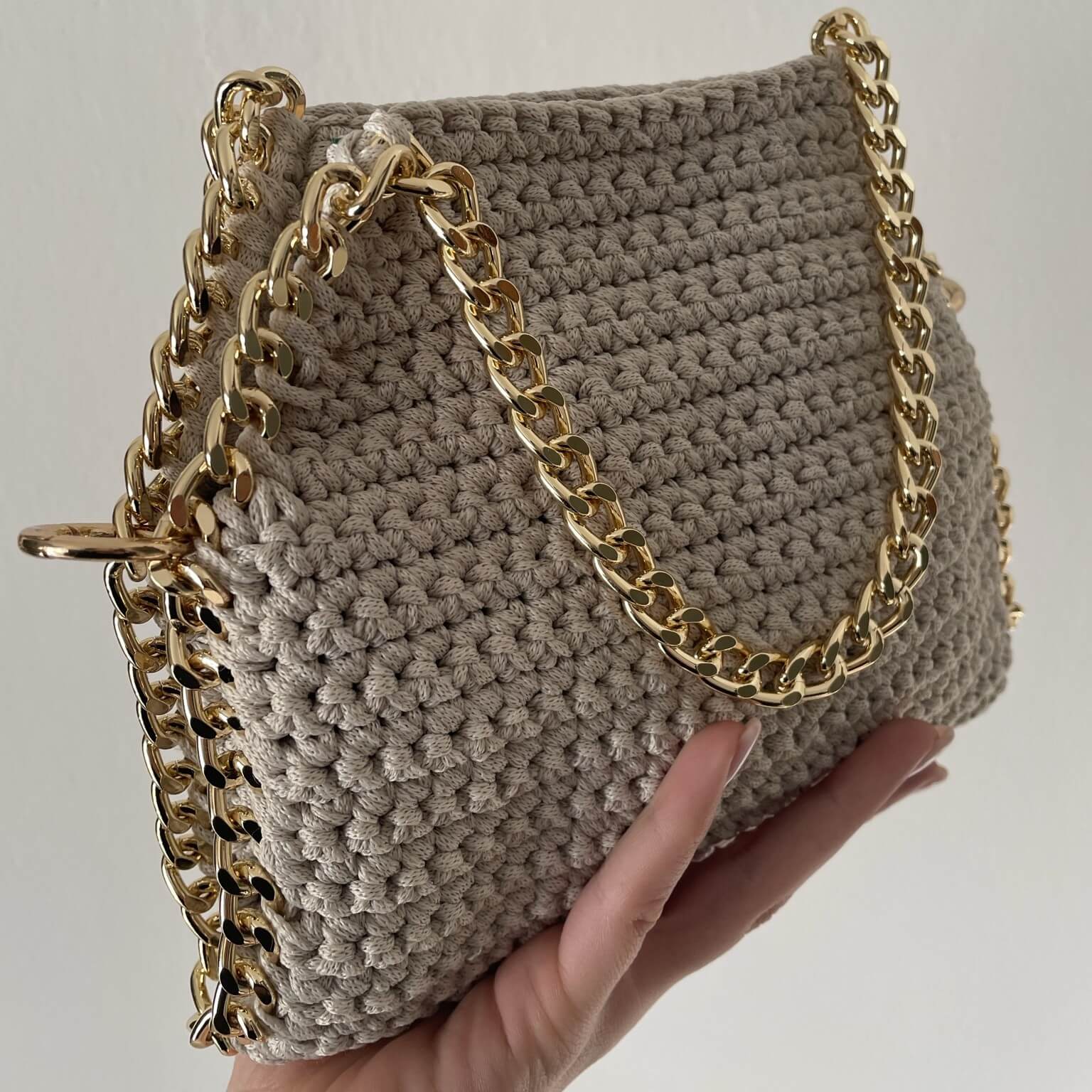 Kit con tutto l'occorrente per realizzare la borsa Stella all'uncinetto, con materiale made in Italy