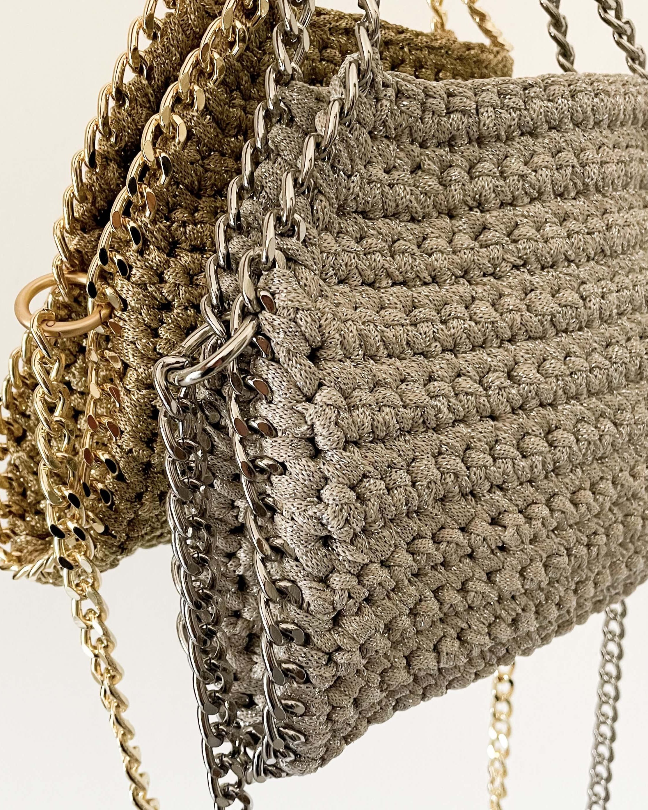 Kit completo per realizzare la borsa stella, una borsa all'uncinetto a spalla con catena