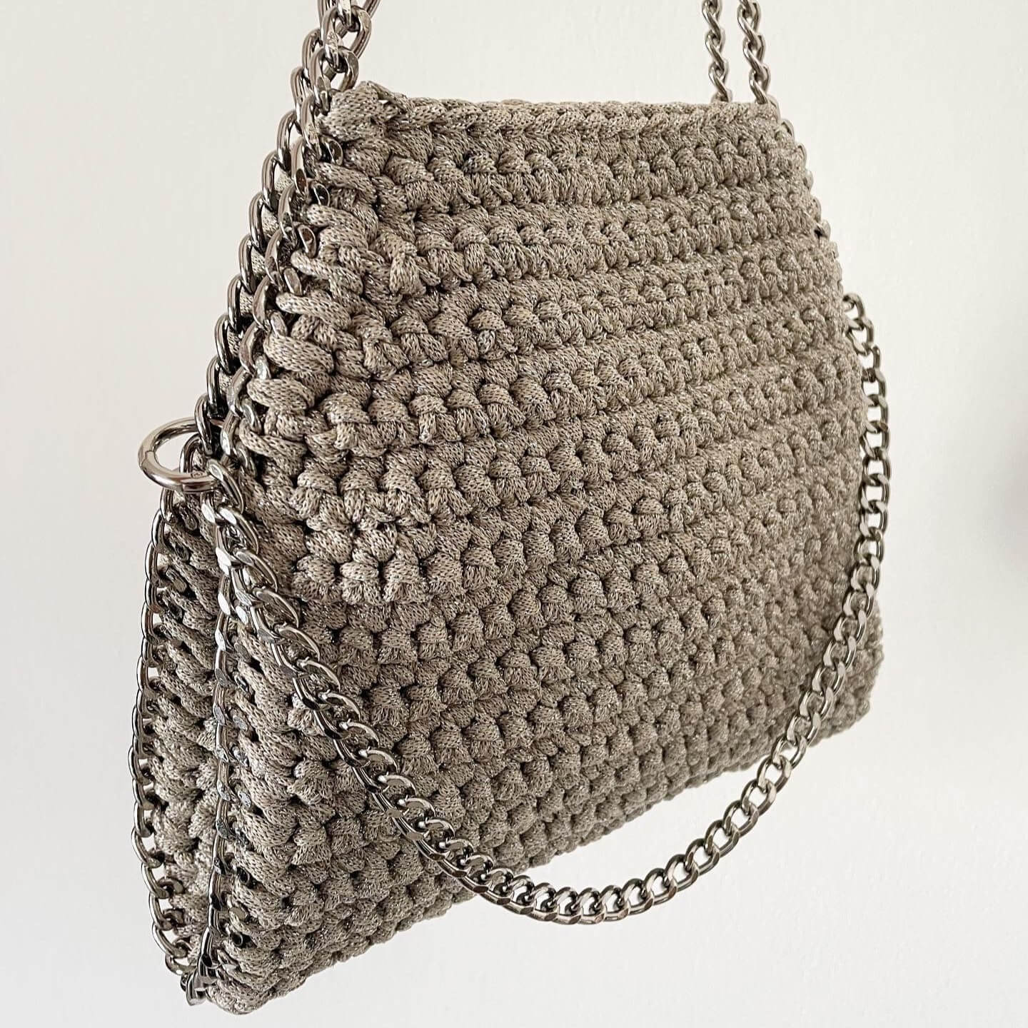 Kit completo per realizzare la borsa stella, una borsa all'uncinetto a spalla con catena