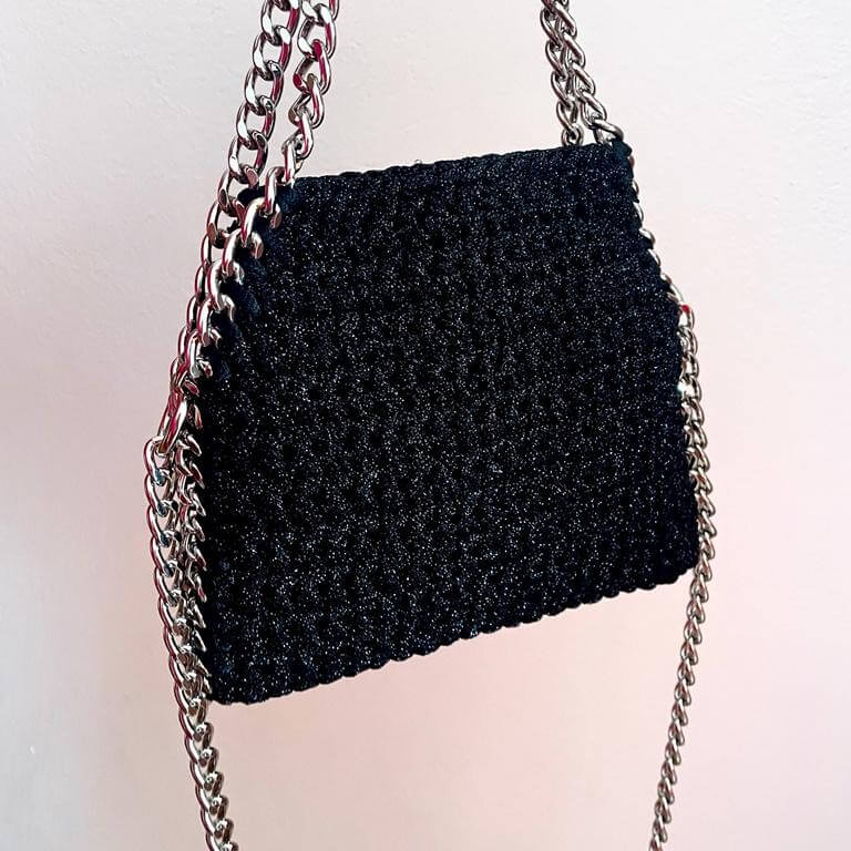 Kit completo per realizzare la borsa stella, una borsa all'uncinetto a spalla con catena