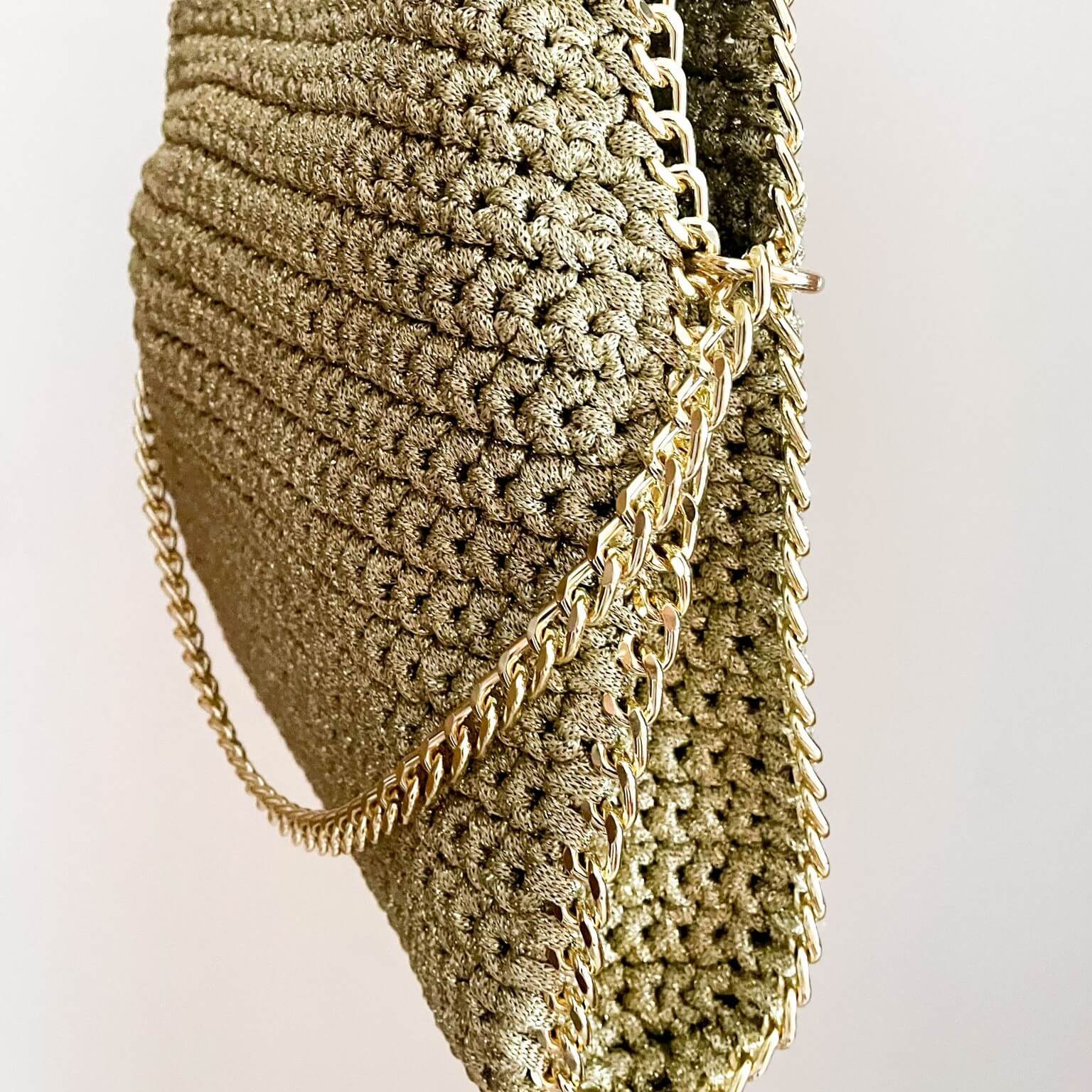 Kit completo per realizzare la borsa stella, una borsa all'uncinetto a spalla con catena