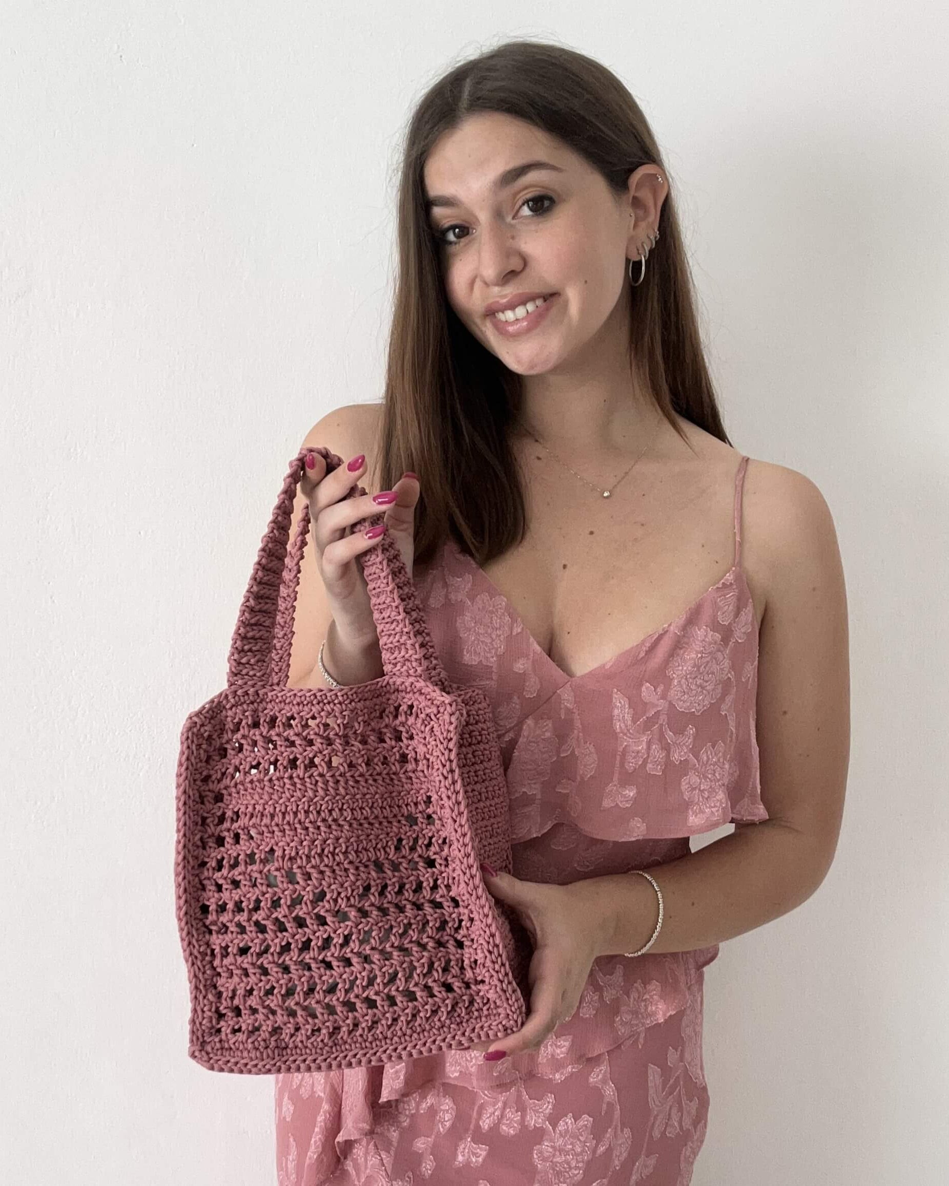 Kit con occorrente per realizzare all'uncinetto la borsa in cordino colorato