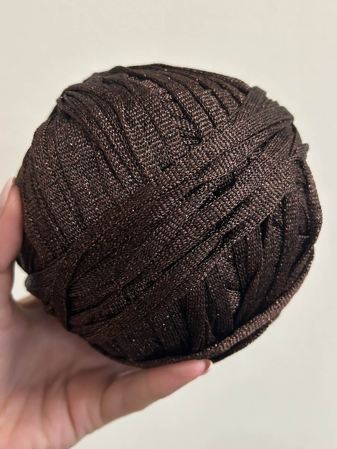 Fettuccia cioccolato lurex a forma di tubolare per realizzare borse all'uncinetto