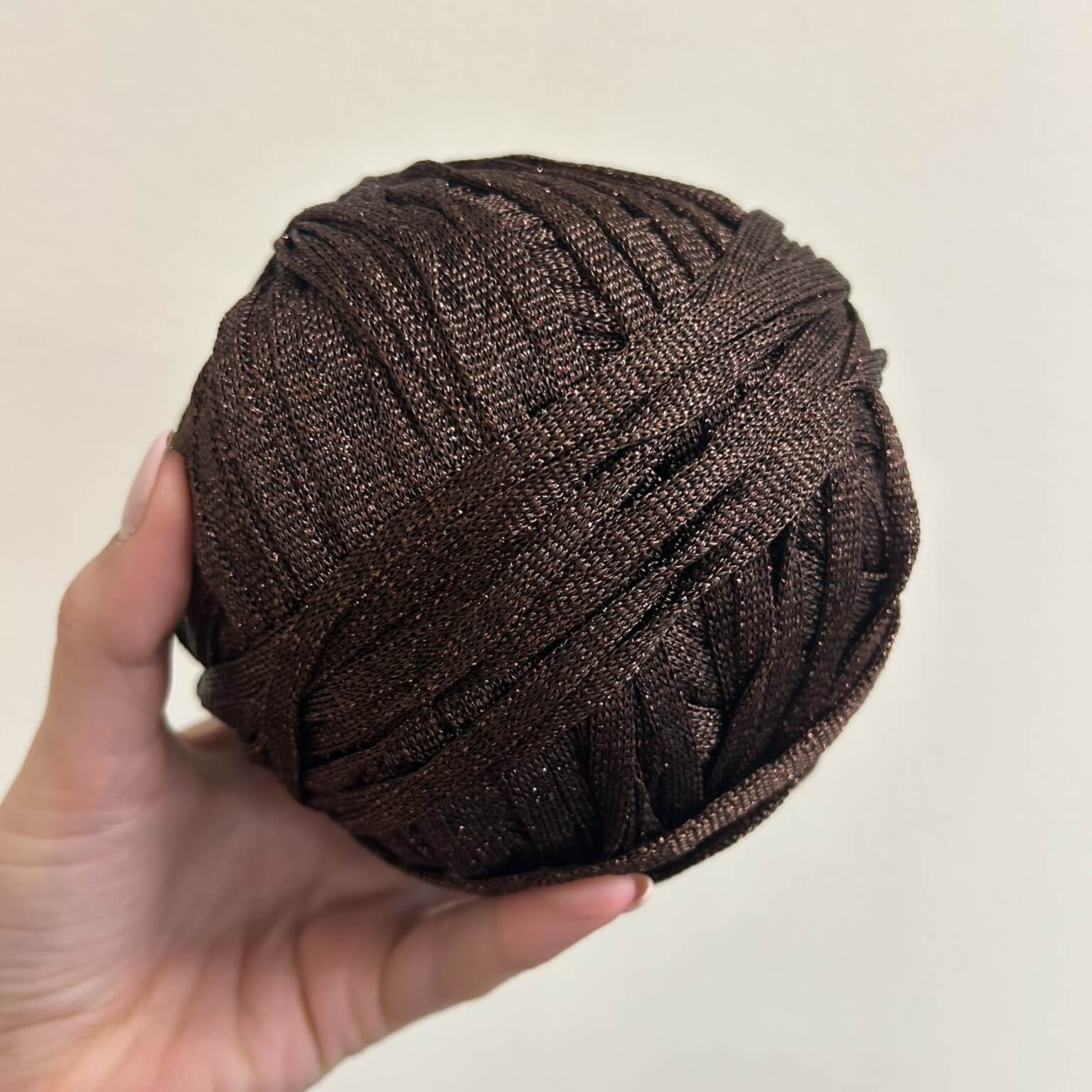 Fettuccia cioccolato lurex a forma di tubolare per realizzare borse all'uncinetto