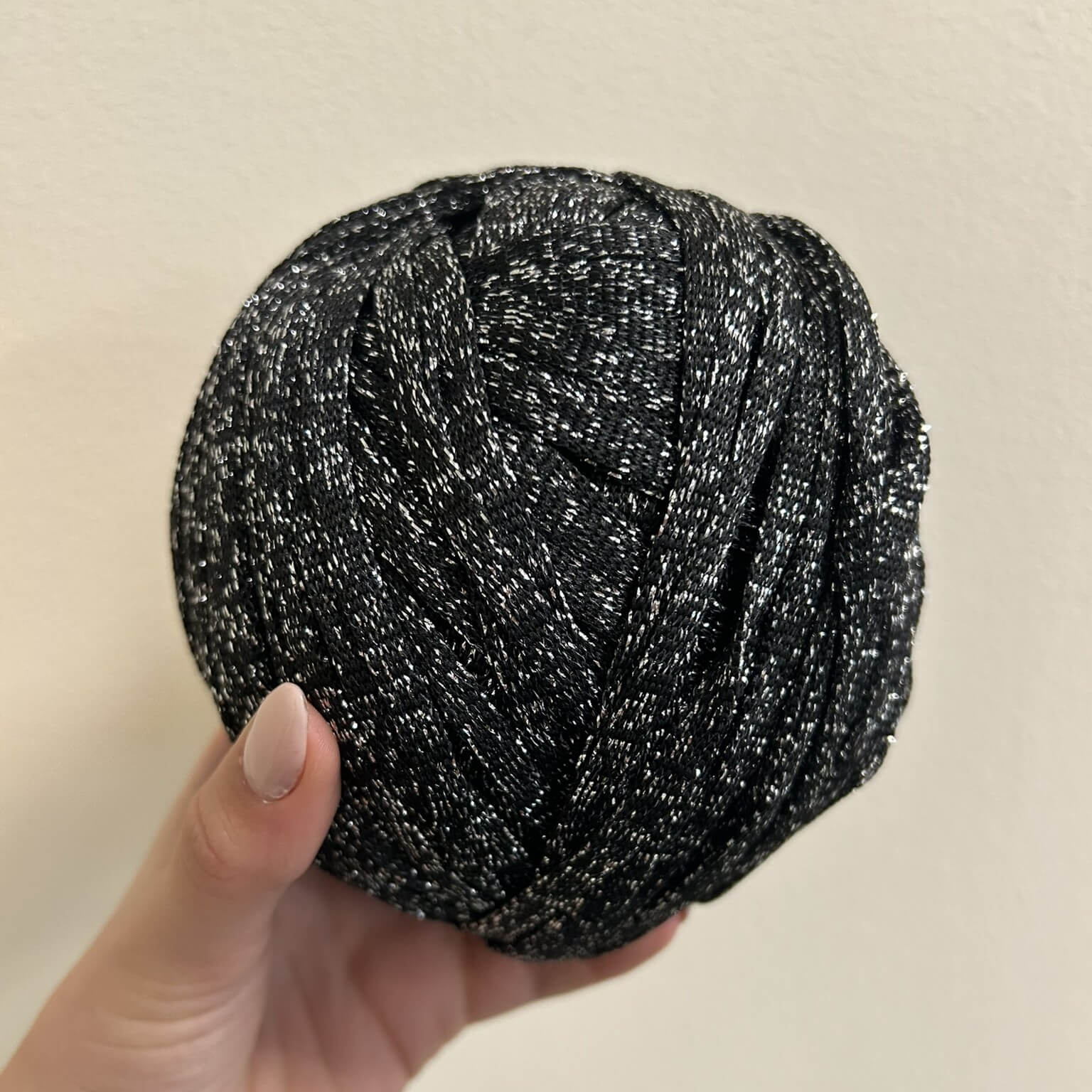 Fettuccia nero con filo argento lurex a forma di tubolare per realizzare borse all'uncinetto