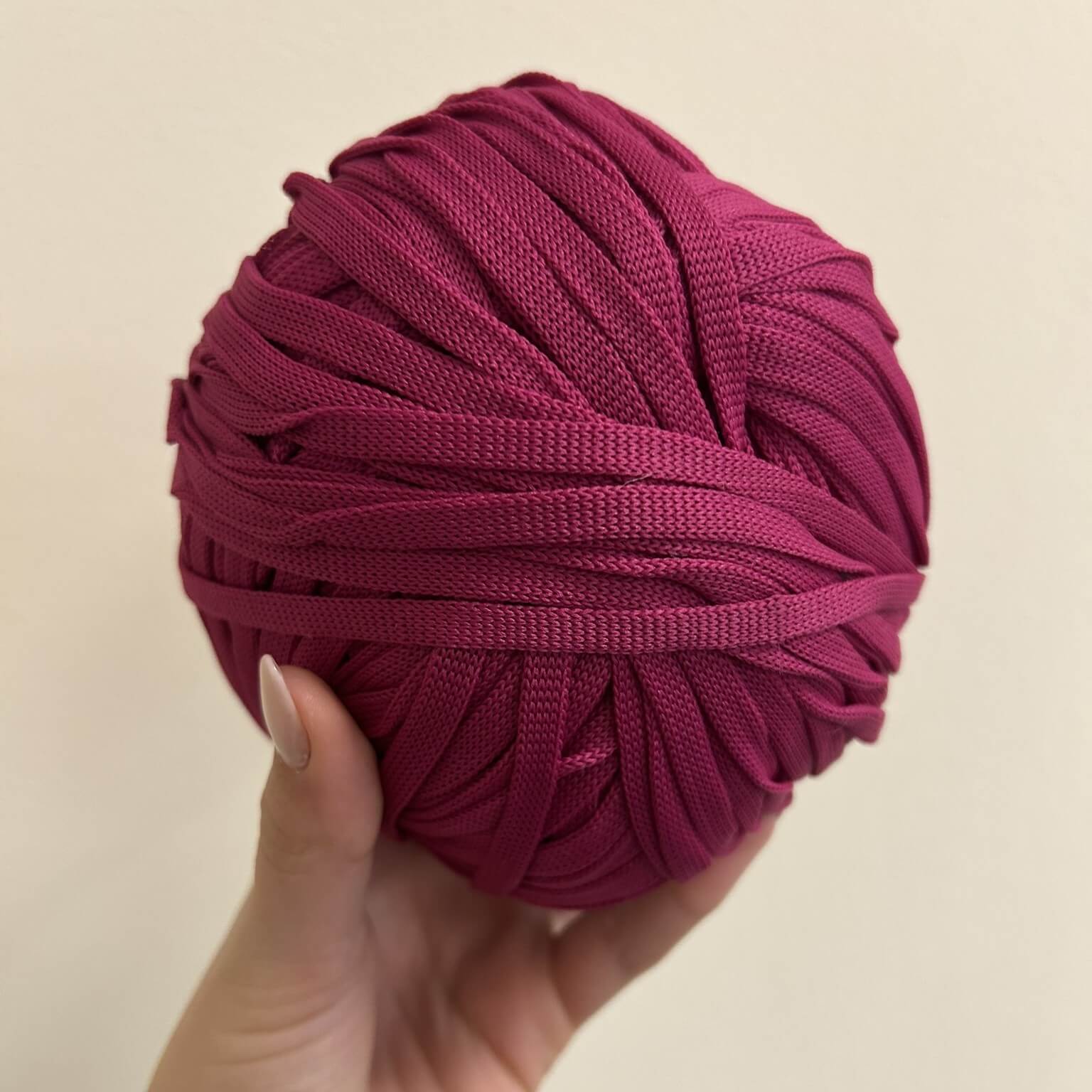 Fettuccia magenta a forma di tubolare per realizzare borse all'uncinetto