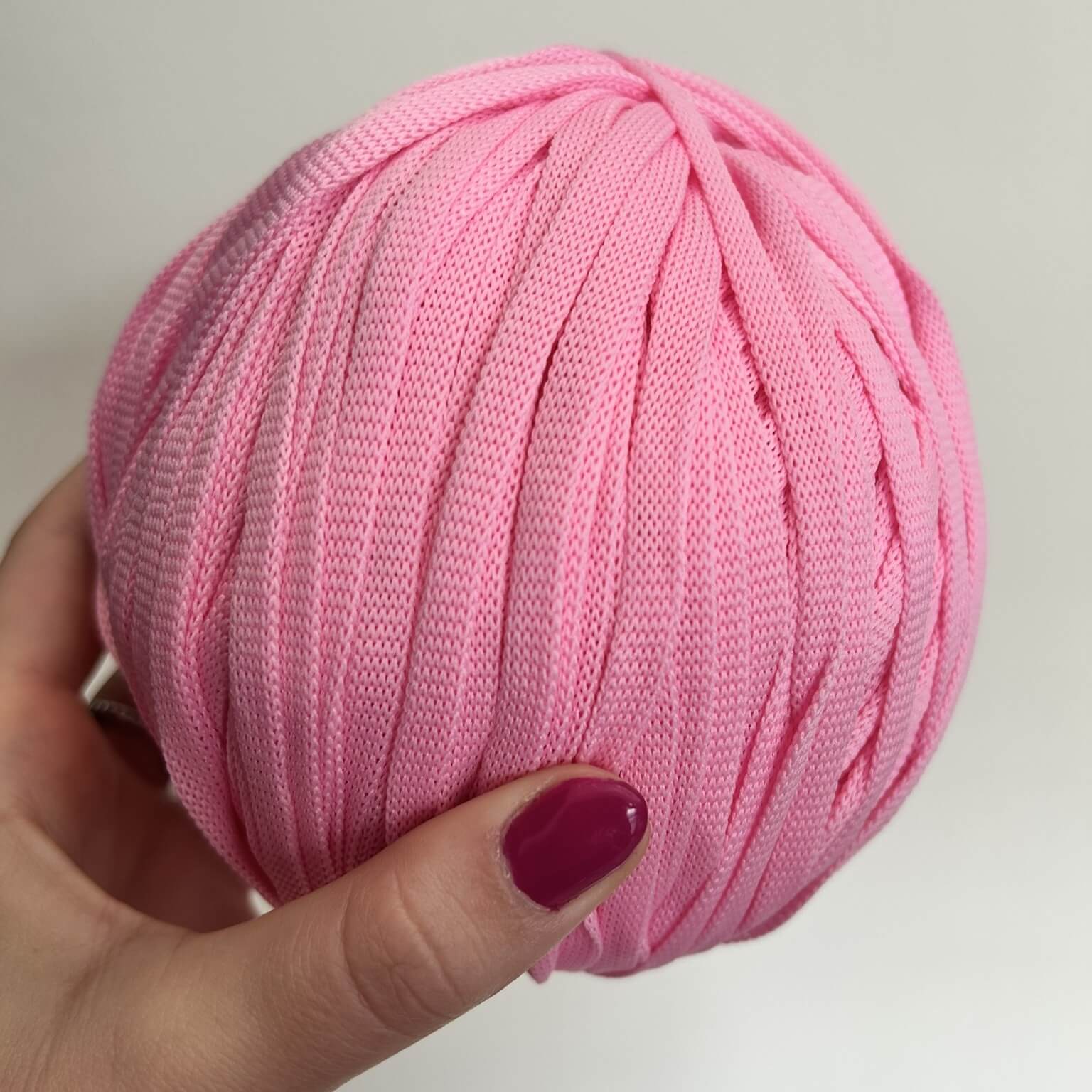Fettuccia rosa a forma di tubolare per realizzare borse all'uncinetto