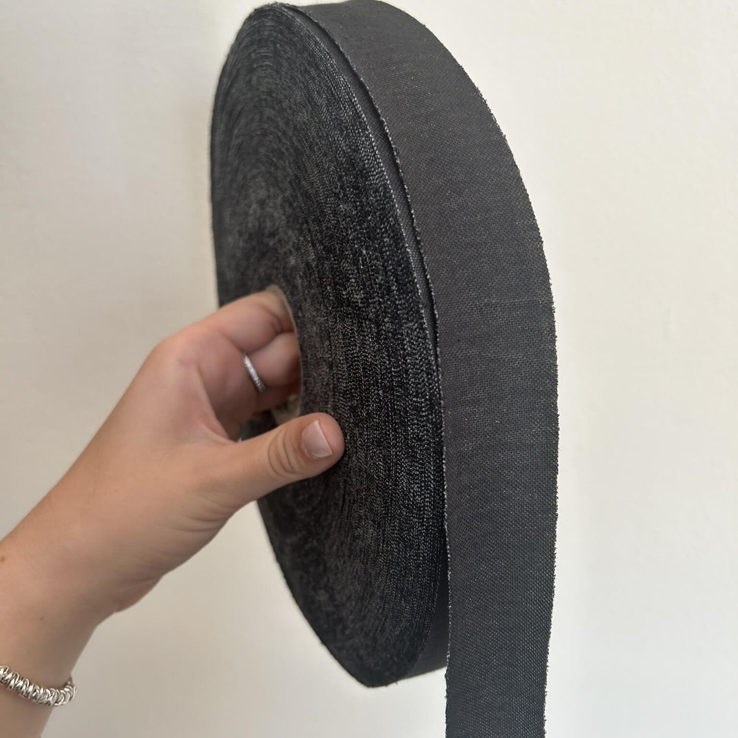 Fettuccia di lycra jeans scuro e leggera per realizzare borse all'uncinetto