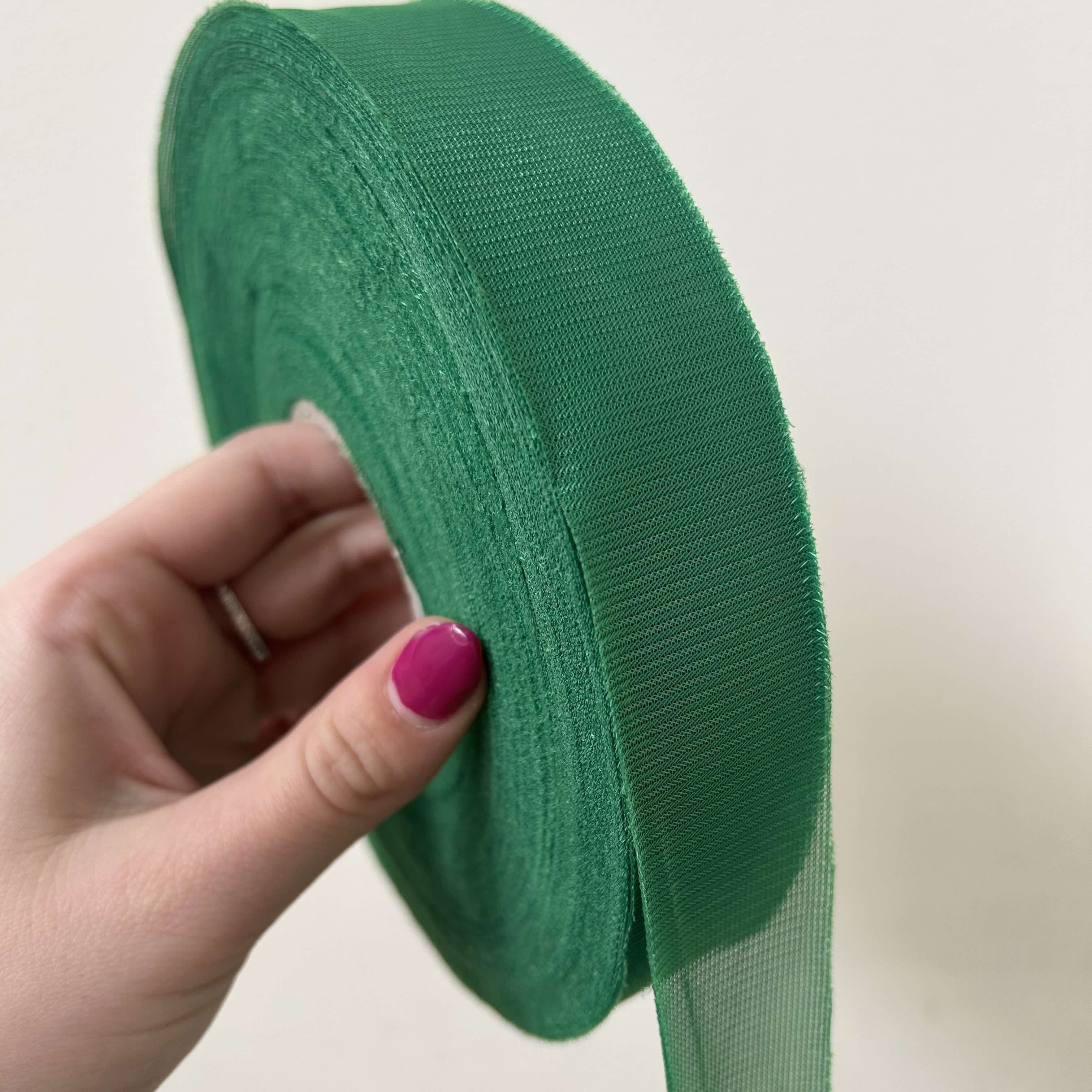 Fettuccia in tulle verde elastica e leggerissima per realizzare borse all'uncinetto