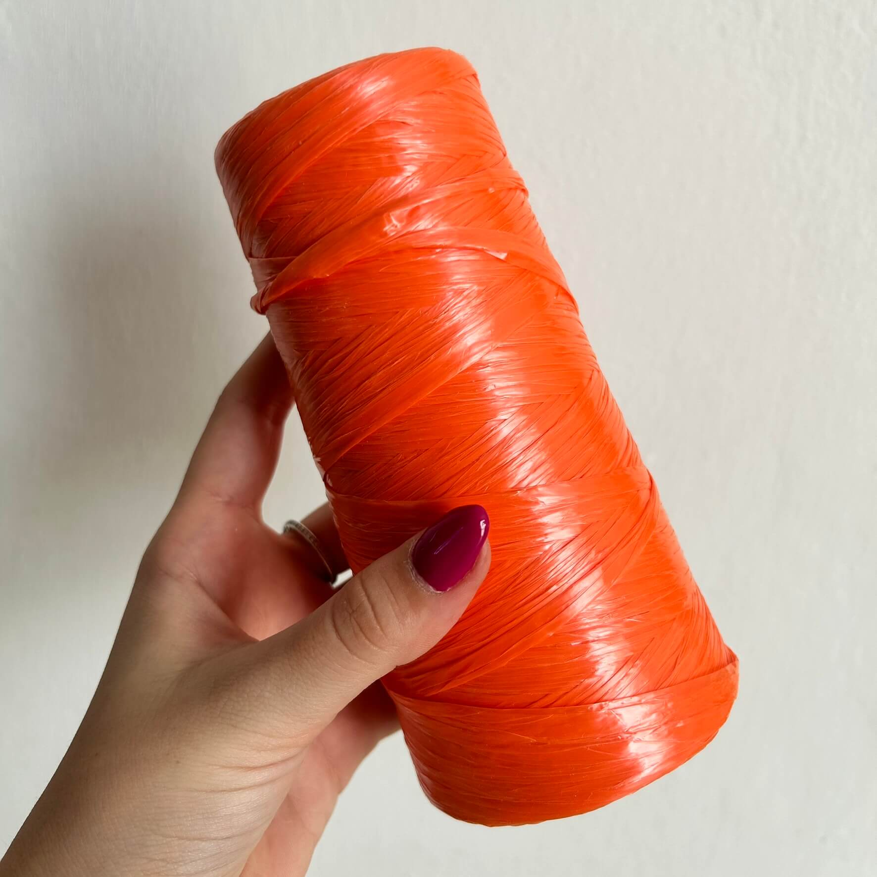 Rafia lucida in color arancione per realizzare borse all'uncinetto estive