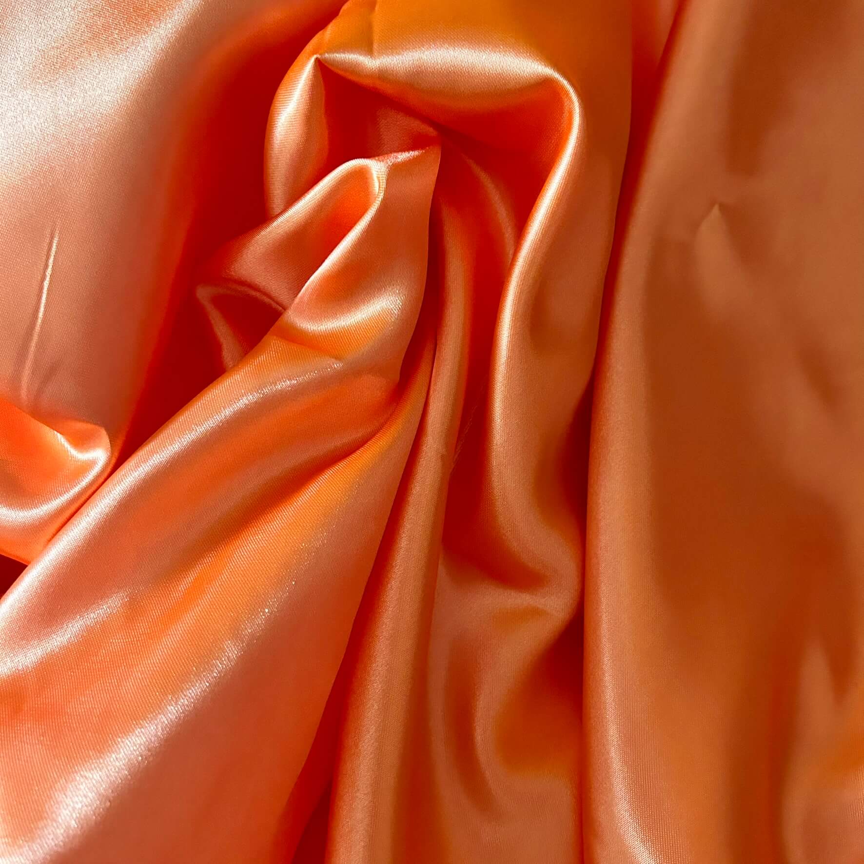 Tessuto lucido e colore arancione per creare fodere per borse all'uncinetto
