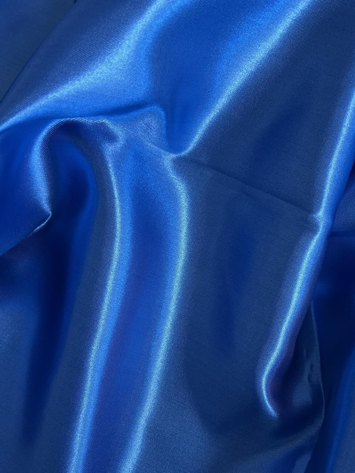 Tessuto lucido e colore blu per creare fodere per borse all'uncinetto