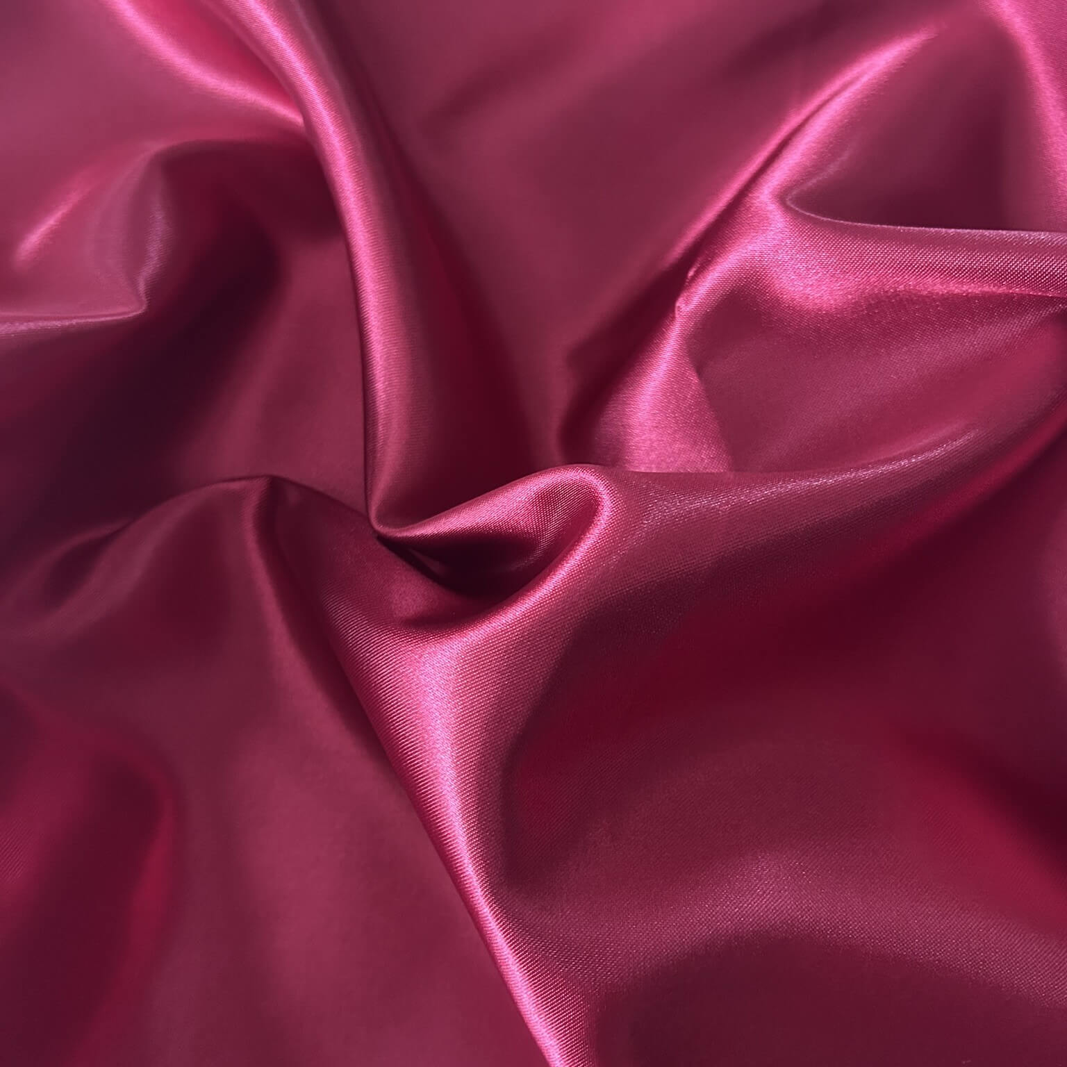 Tessuto lucido e colore bordeaux per creare fodere per borse all'uncinetto