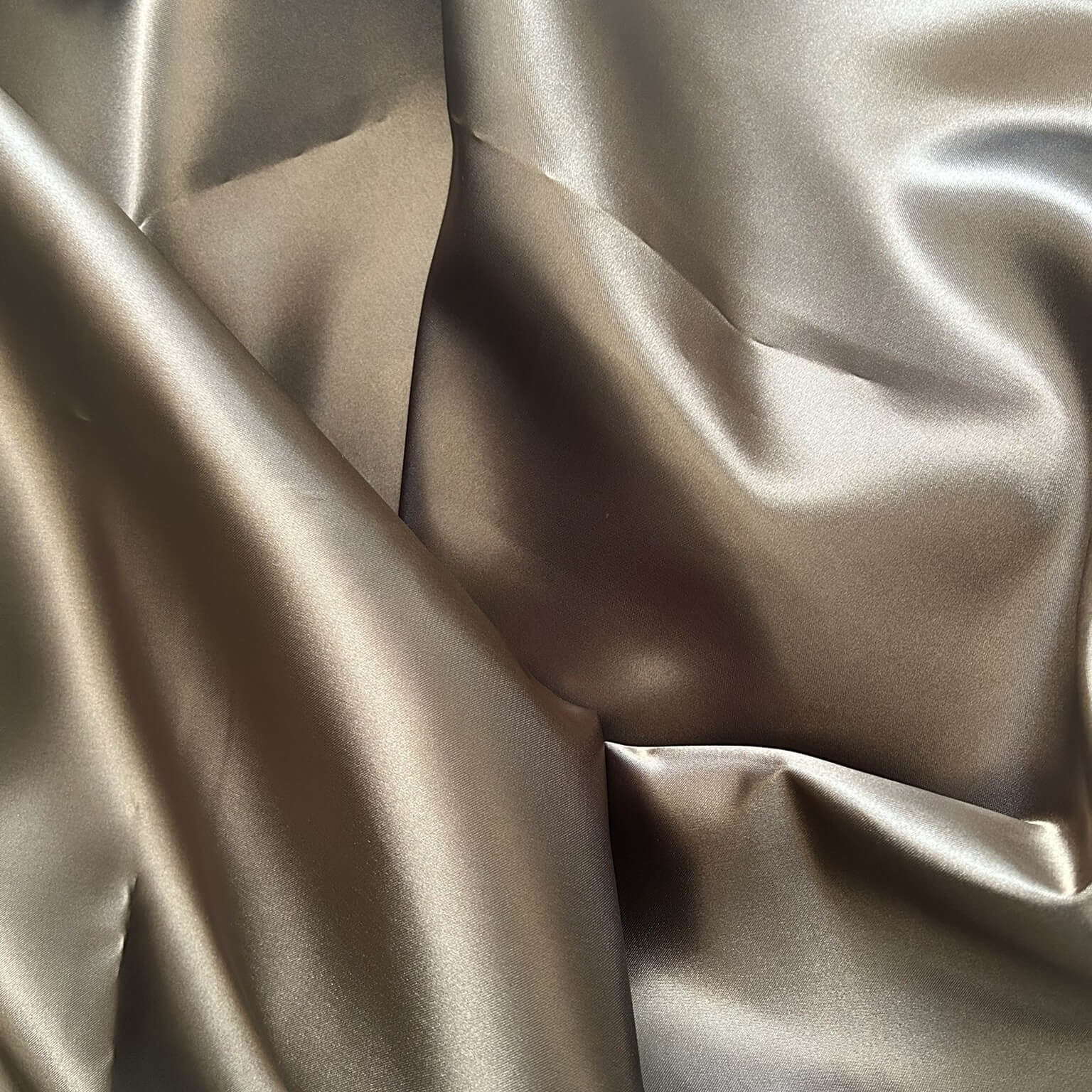 Tessuto lucido e colore cioccolato per creare fodere per borse all'uncinetto