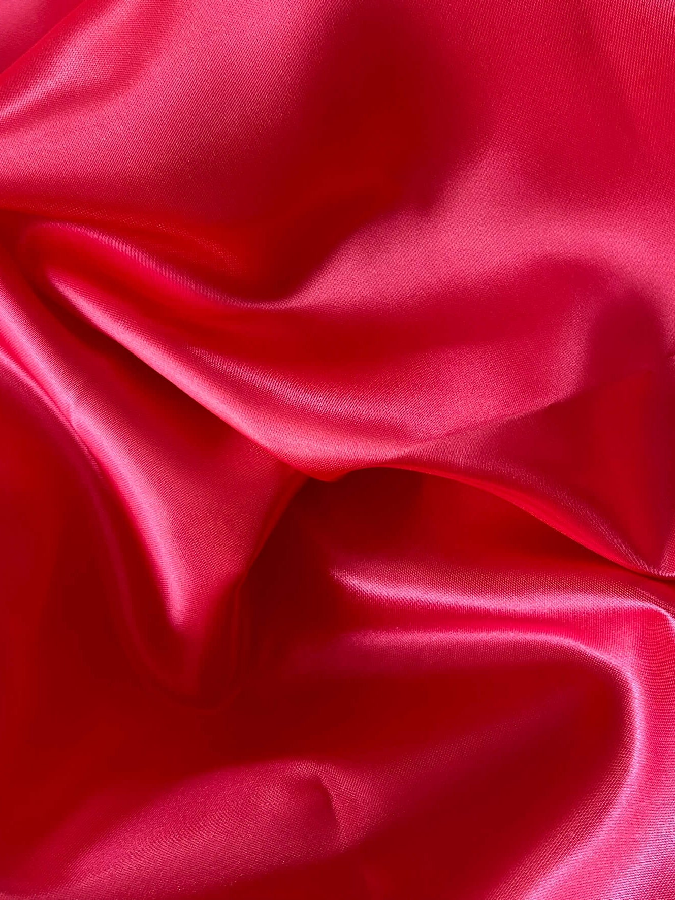 Tessuto lucido e colore fucsia per creare fodere per borse all'uncinetto