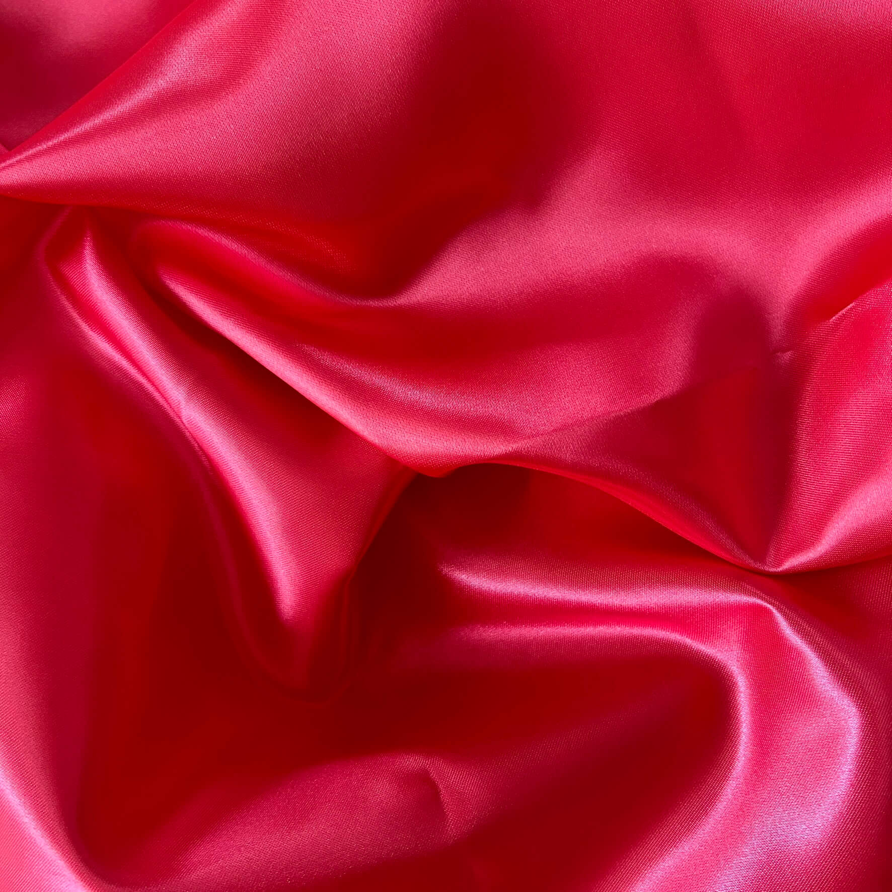 Tessuto lucido e colore fucsia per creare fodere per borse all'uncinetto