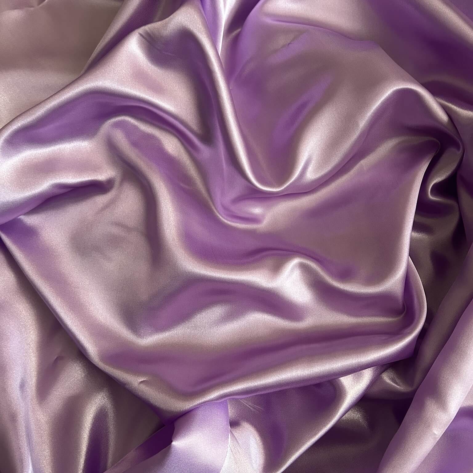 Tessuto lucido e colore lilla per creare fodere per borse all'uncinetto
