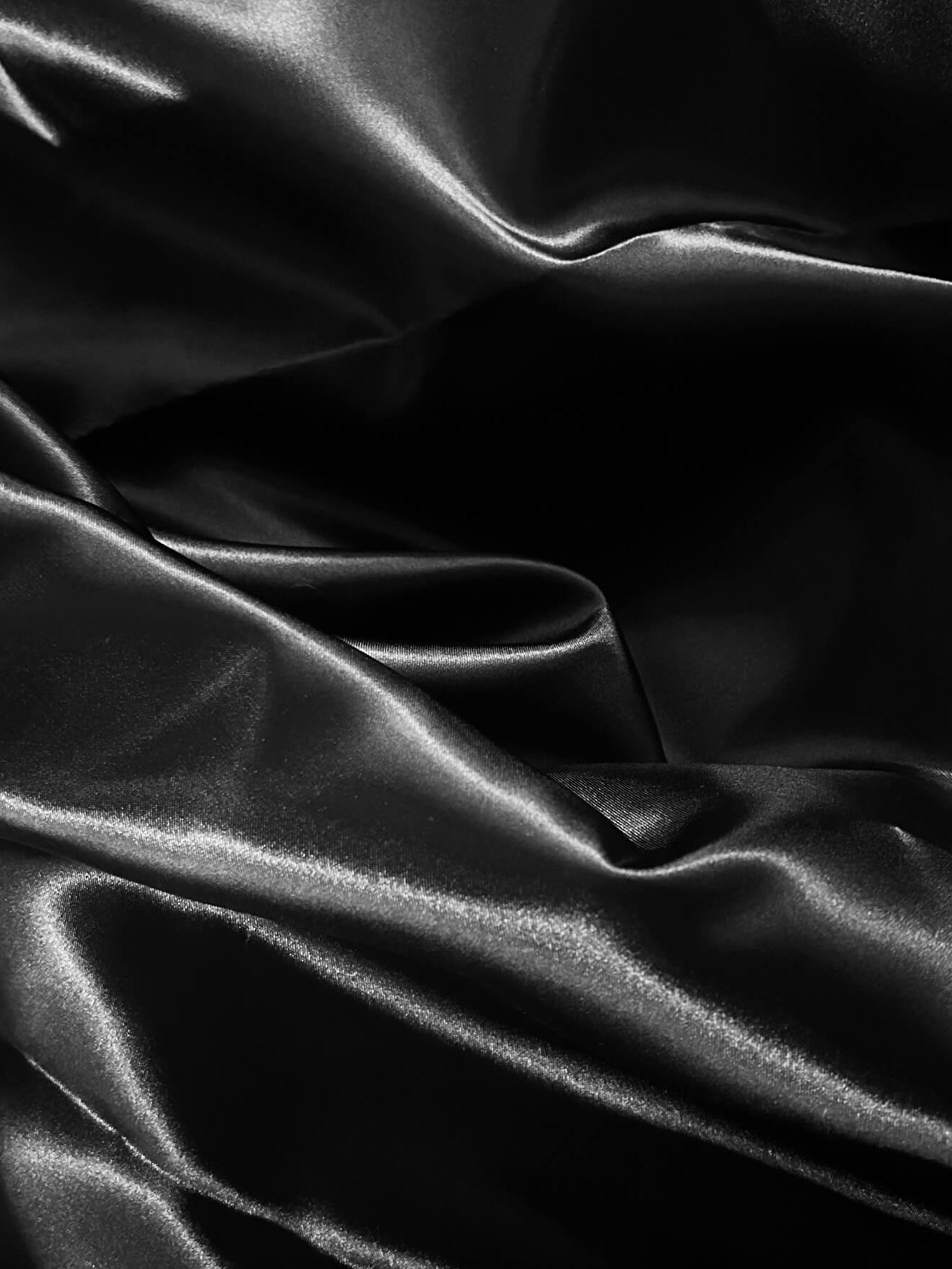 Tessuto lucido e colore nero per creare fodere per borse all'uncinetto