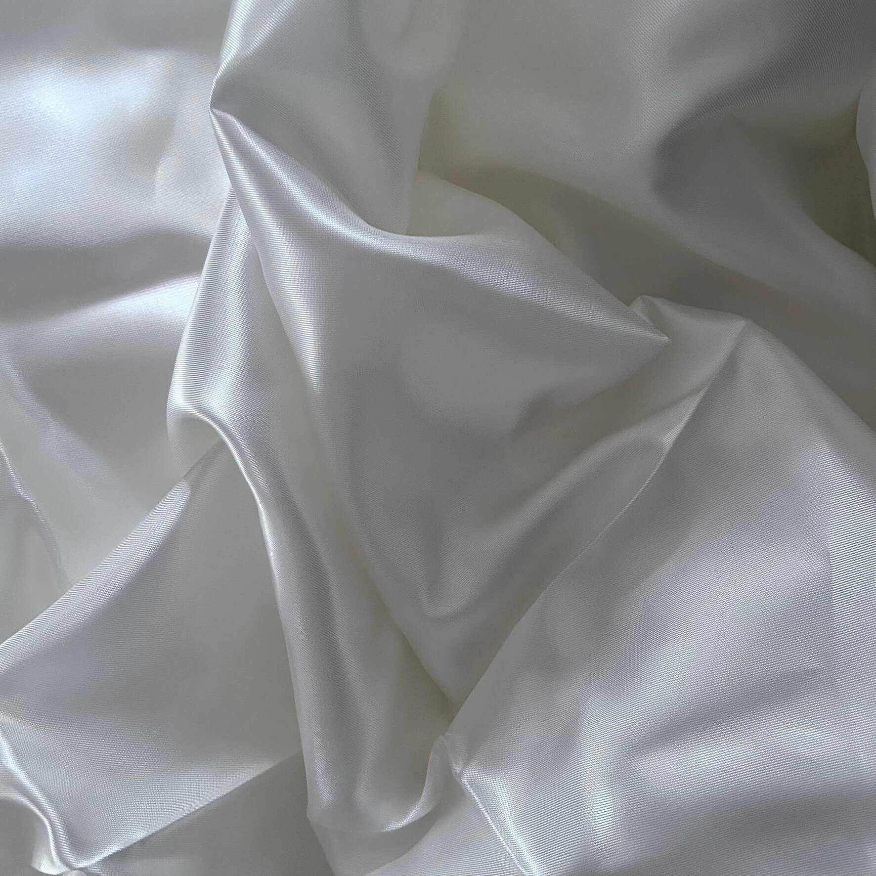 Tessuto lucido e colore panna per creare fodere per borse all'uncinetto