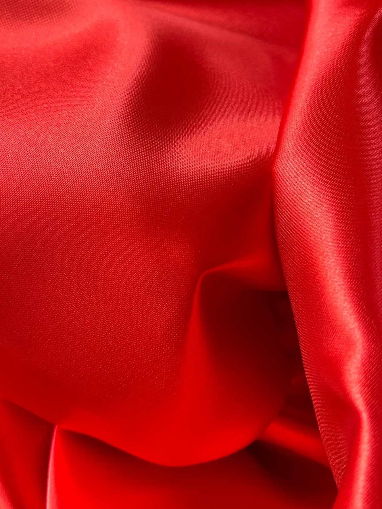 Tessuto lucido e colore rosso per creare fodere per borse all'uncinetto