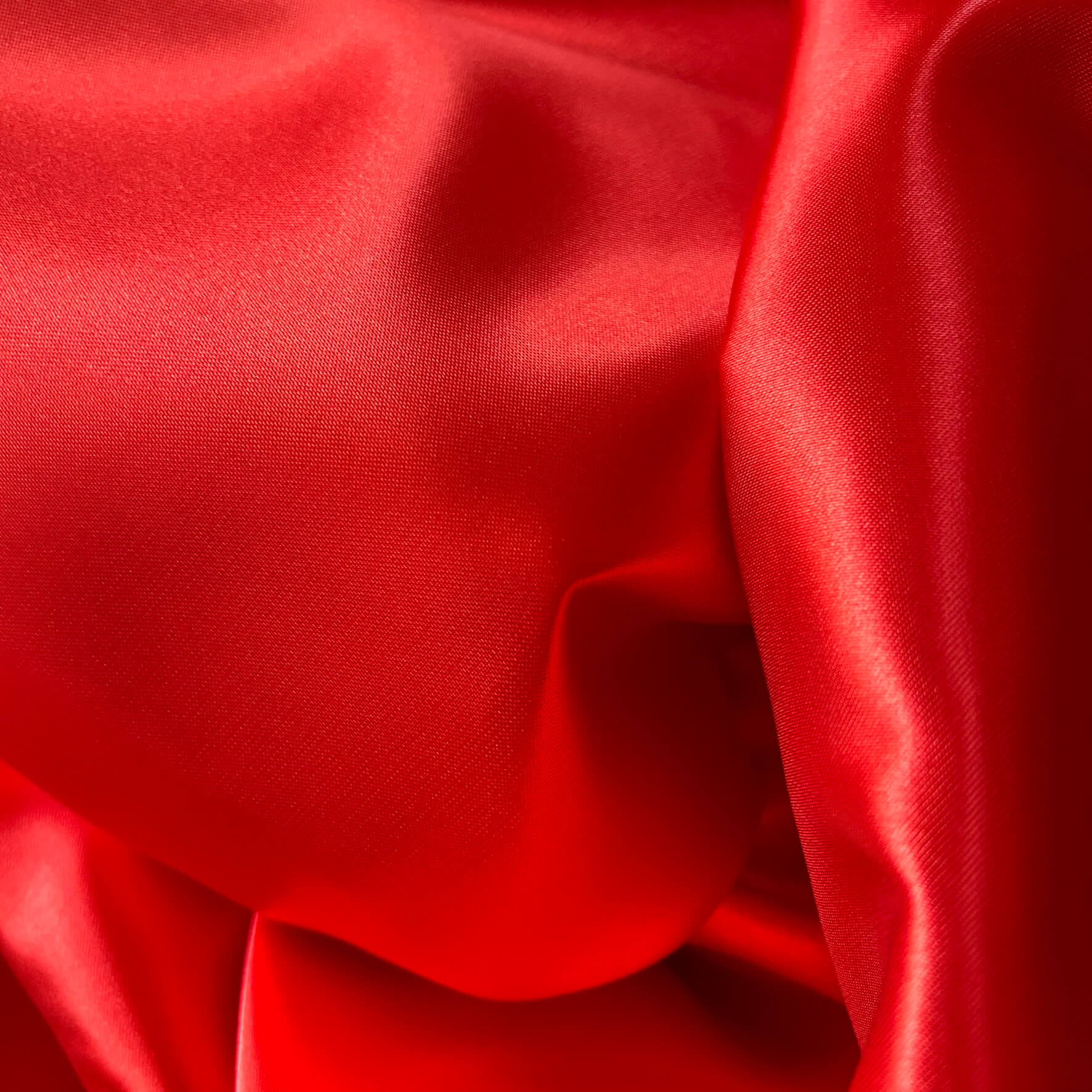 Tessuto lucido e colore rosso per creare fodere per borse all'uncinetto