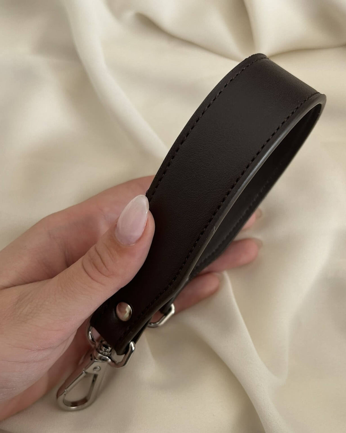 Tracolla ecopelle marrone su borsa all'uncinetto – dettaglio accessorio handmade