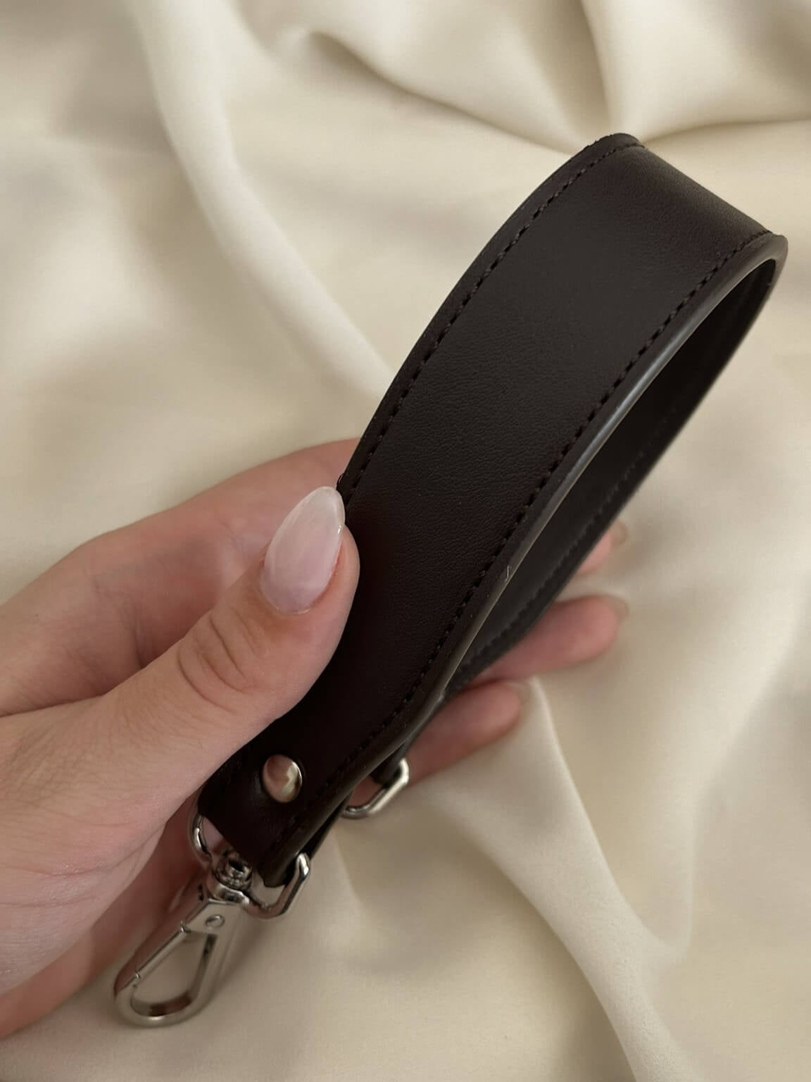 Tracolla ecopelle marrone su borsa all'uncinetto – dettaglio accessorio handmade