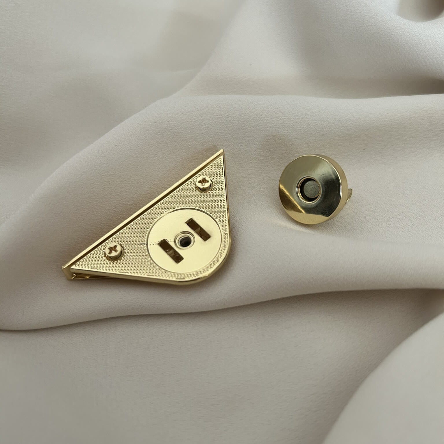 Chiusura a cartella a forma di triangolo rovesciato dal colore oro e argento