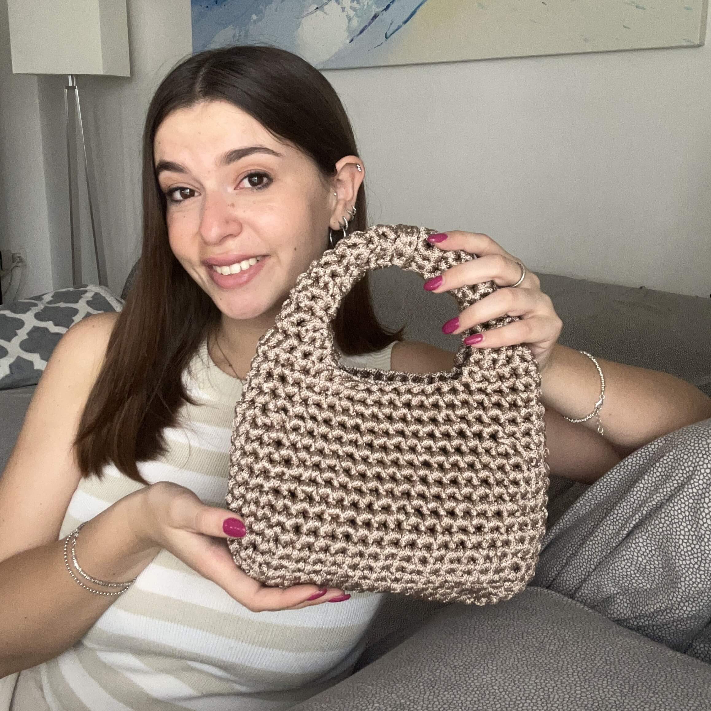 Kit con occorrente per realizzare all'uncinetto la borsa in cordino colorato