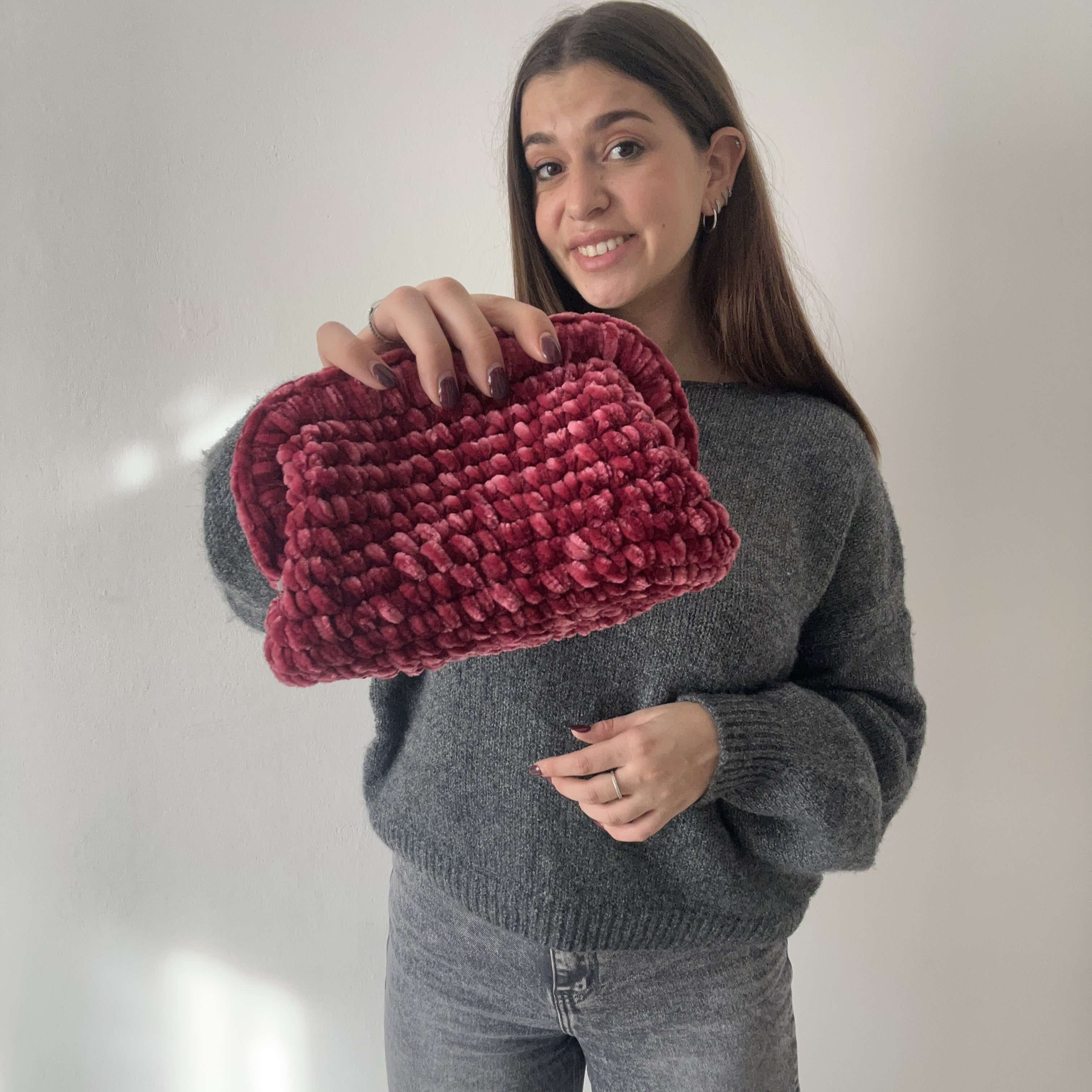 Kit completo per realizzare una clutch bag con della morbida ciniglia