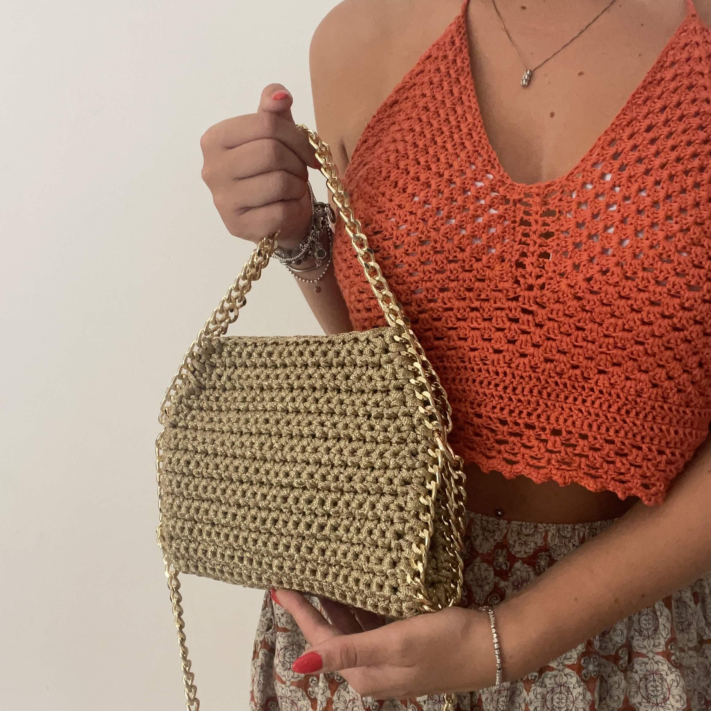 Kit completo per realizzare la borsa stella, una borsa all'uncinetto a spalla con catena