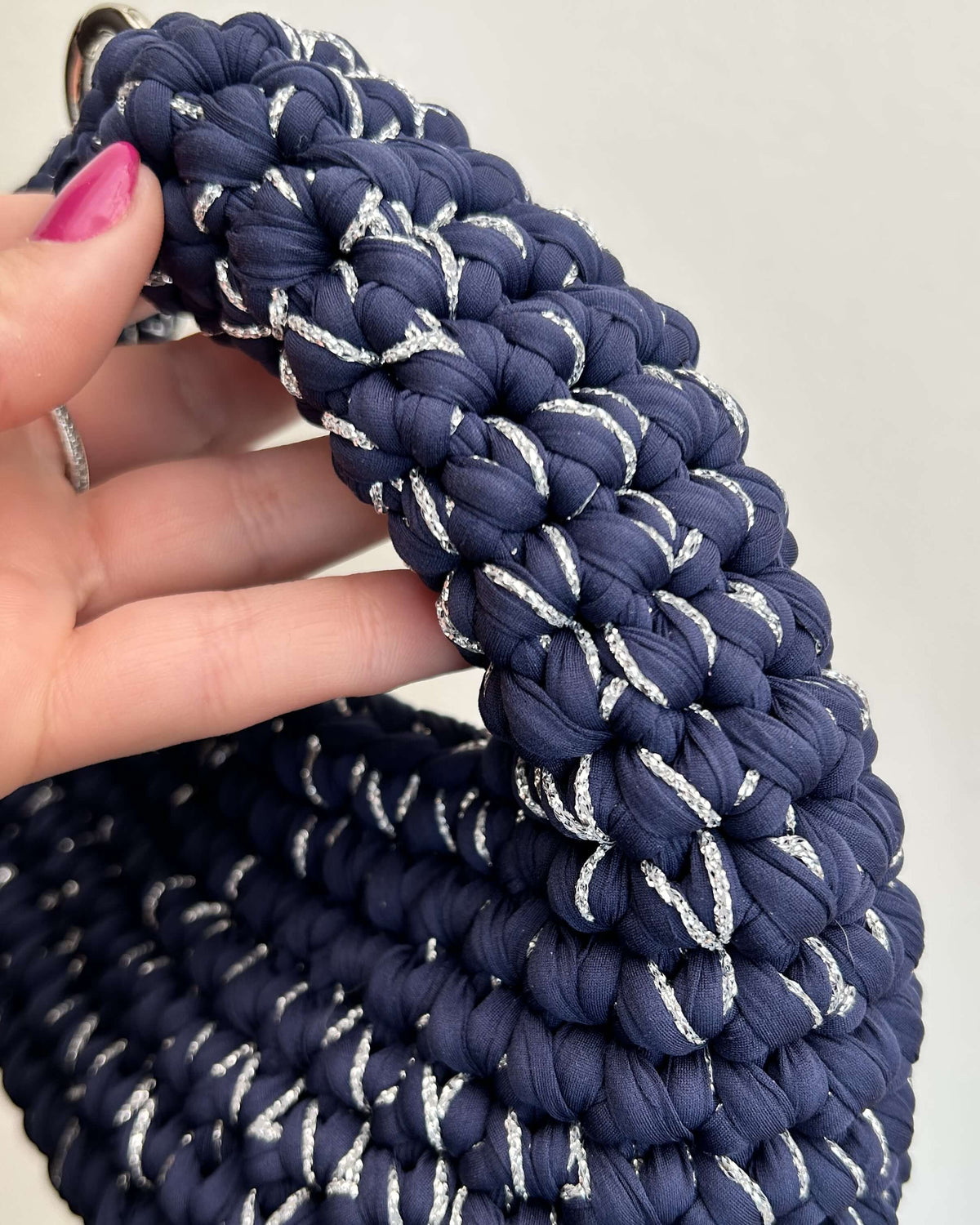 Filo lurex da lavorare assieme a fettucce e cordini per realizzare borse all'uncinetto