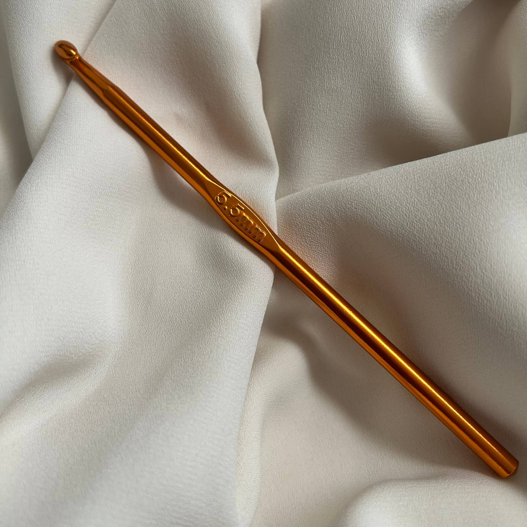 Uncinetto numero 5 e mezzo per realizzare borse, accessori, abbigliamento a mano