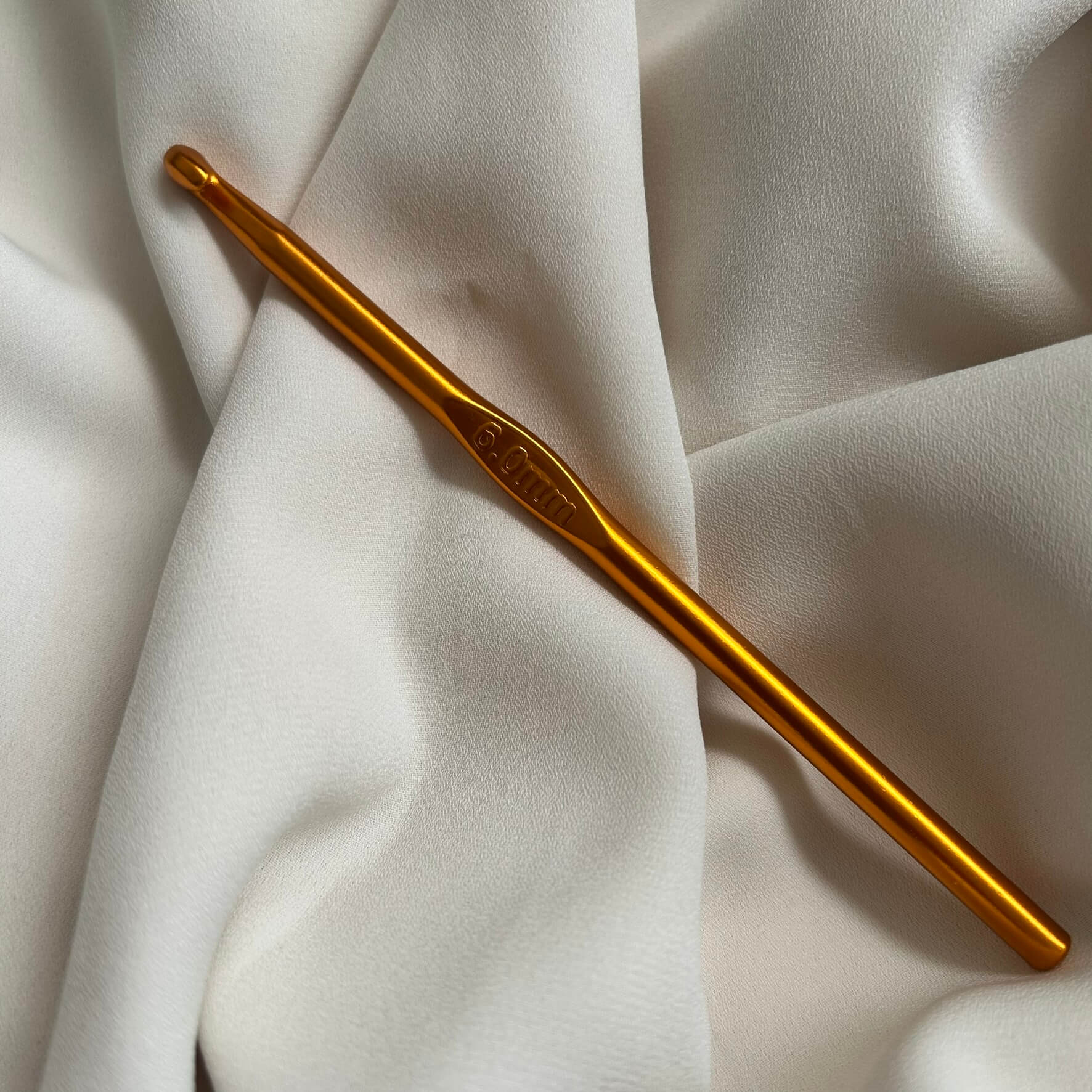 Uncinetto in alluminio numero 6 per realizzare borse, accessori, abbigliamento a mano