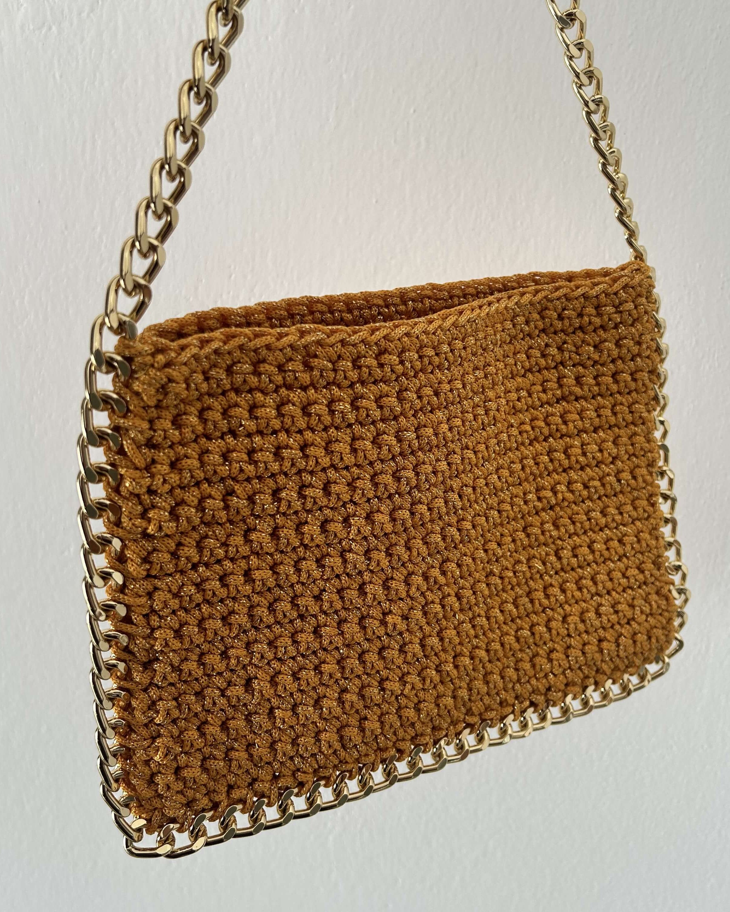 Kit con occorrente per realizzare la pochette stella all'uncinetto