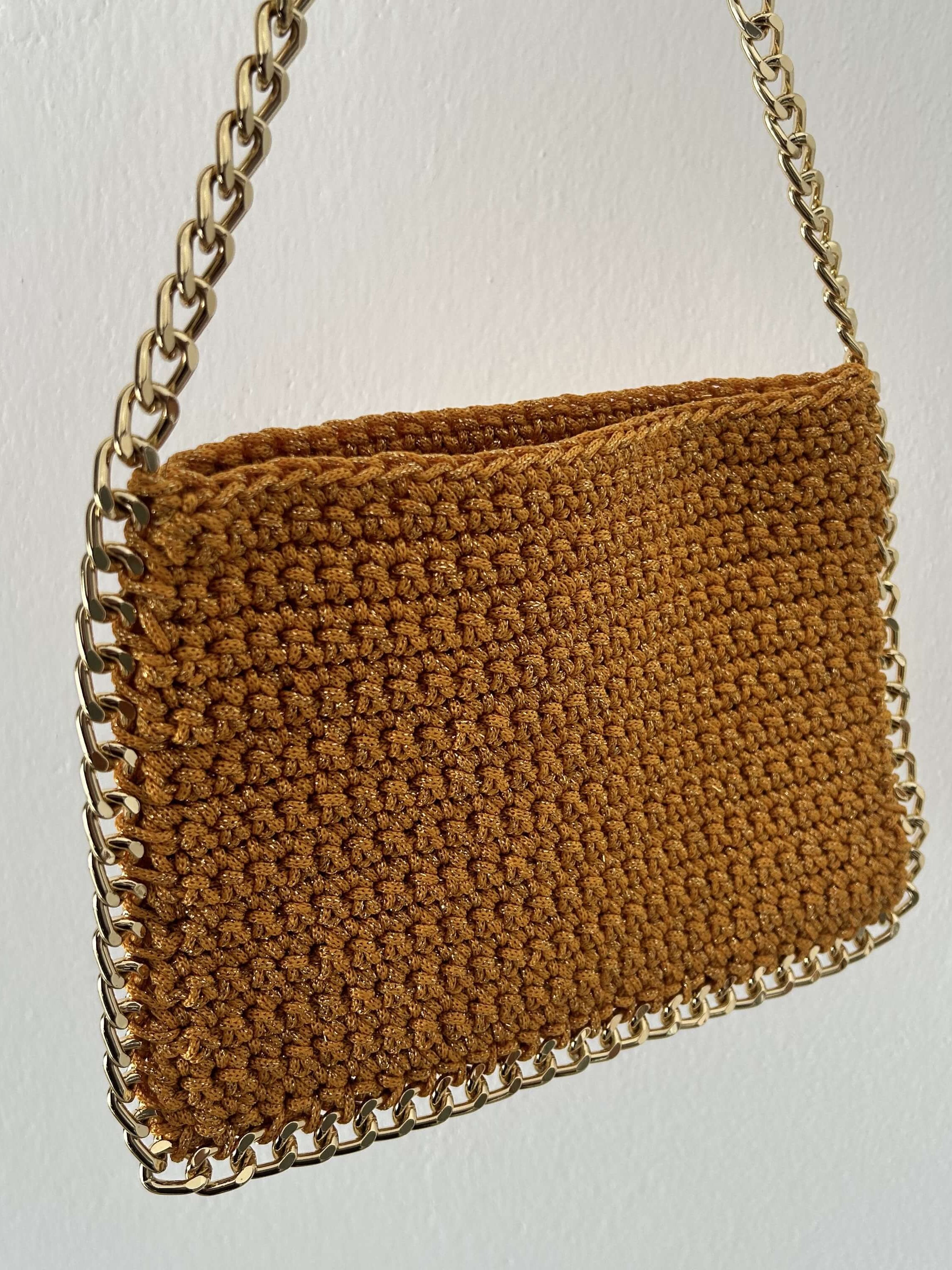 Kit con occorrente per realizzare la pochette stella all'uncinetto