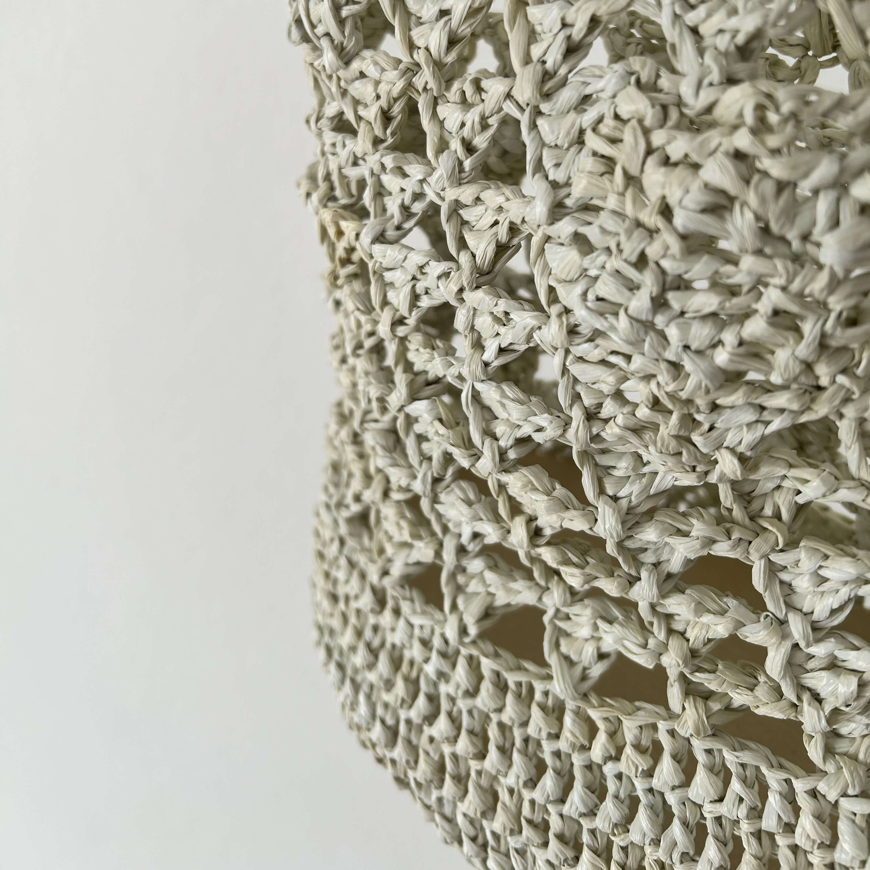 Borsa realizzata all'uncinetto con rafia naturale