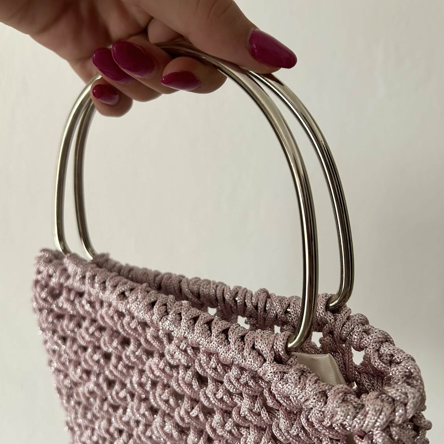 Kit borsa gioiello realizzata all'uncinetto con cordino lurex e manici ad anello 