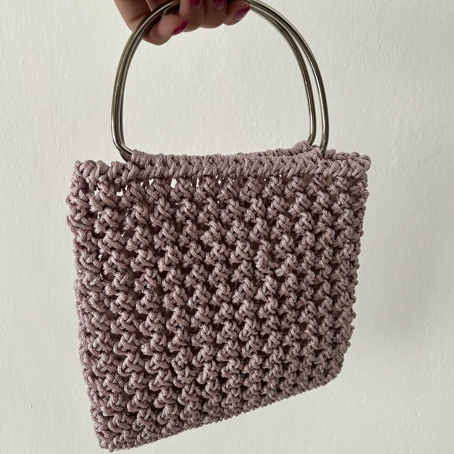 Kit borsa gioiello realizzata all'uncinetto con cordino lurex e manici ad anello 