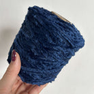 Cordino di ciniglia blu jeans da utilizzare per realizzare borse all'uncinetto 