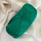 Gomitolo di cotone verde per borse, abiti e accessori all'uncinetto - Filato sottile e morbido dalla forma tubolare