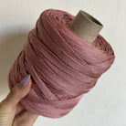 Fettuccia in cordino rosa antico dalla forma a tubolare per borse all'uncinetto - filato made in italy 