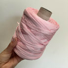 Fettuccia in cordino rosa confetto dalla forma a tubolare per borse all'uncinetto - filato made in italy 
