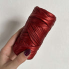 Fettuccina metallica e brillante rosso opaco per realizzare borse all'uncinetto